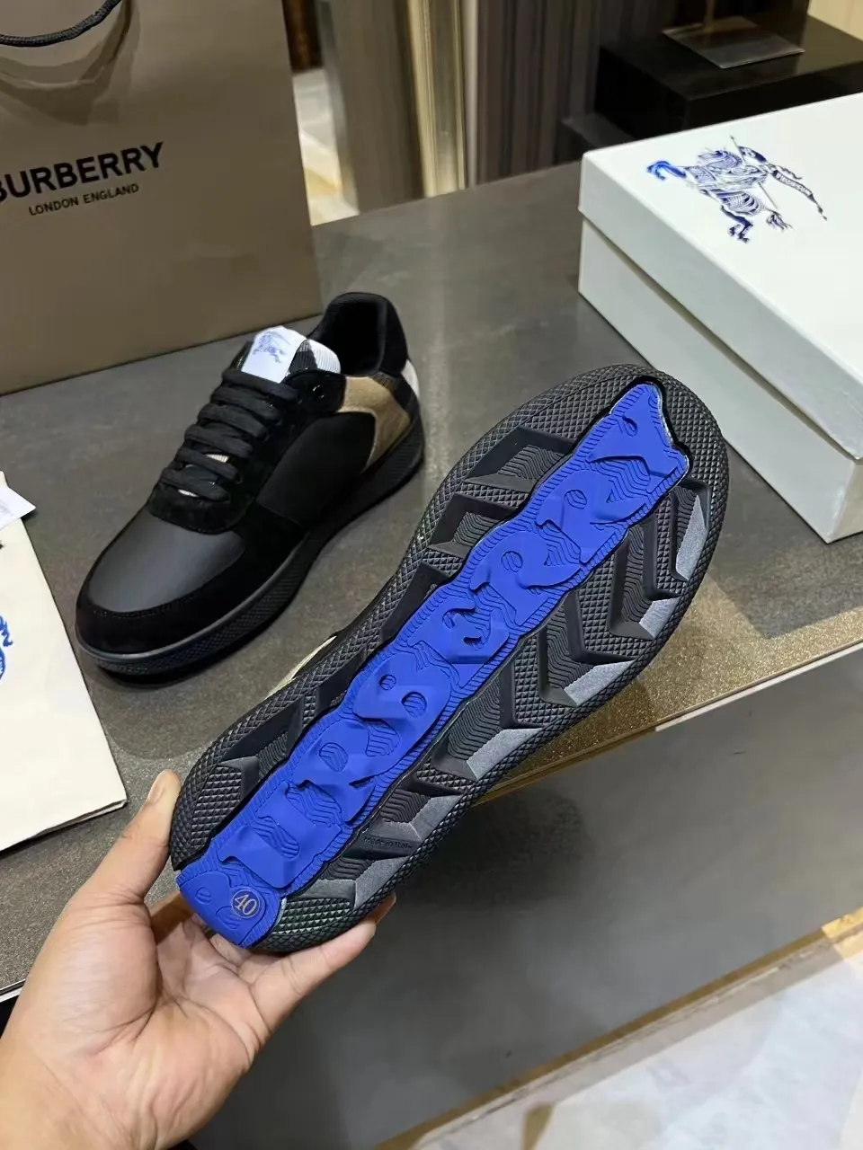 BURBERRY ブラック メッシュライニング スニーカー - 画像 (10)