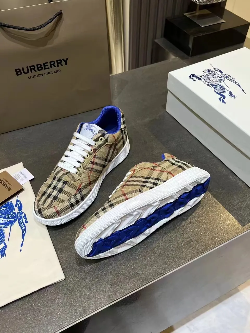 Burberry 2024新作 格子柄 スニーカー 深蓝色 - 画像 (3)