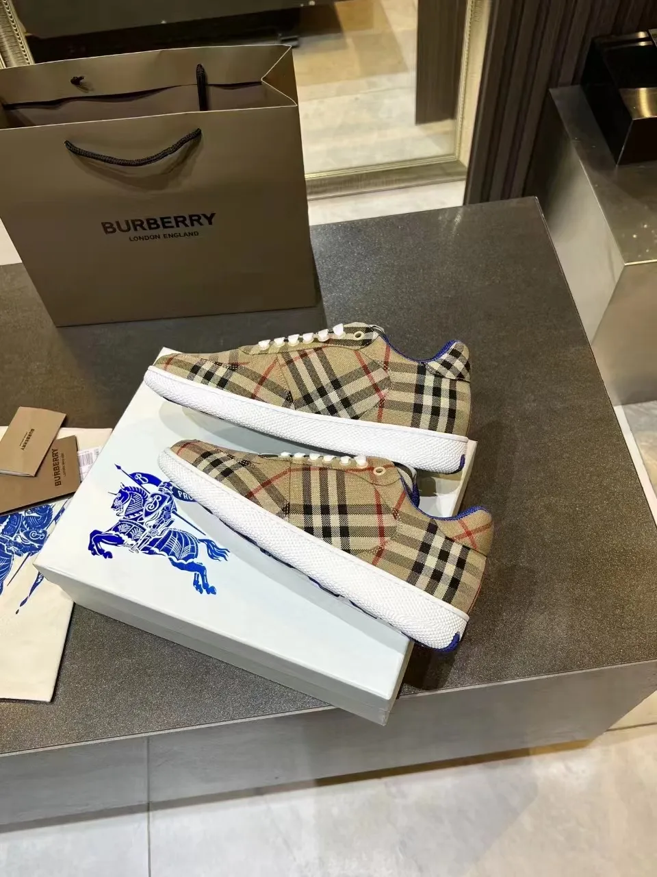 Burberry 2024新作 格子柄 スニーカー 深蓝色 - 画像 (6)