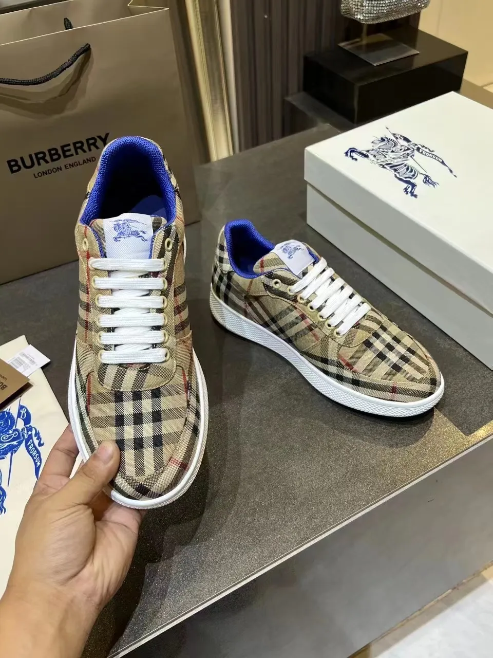 Burberry 2024新作 格子柄 スニーカー 深蓝色 - 画像 (8)