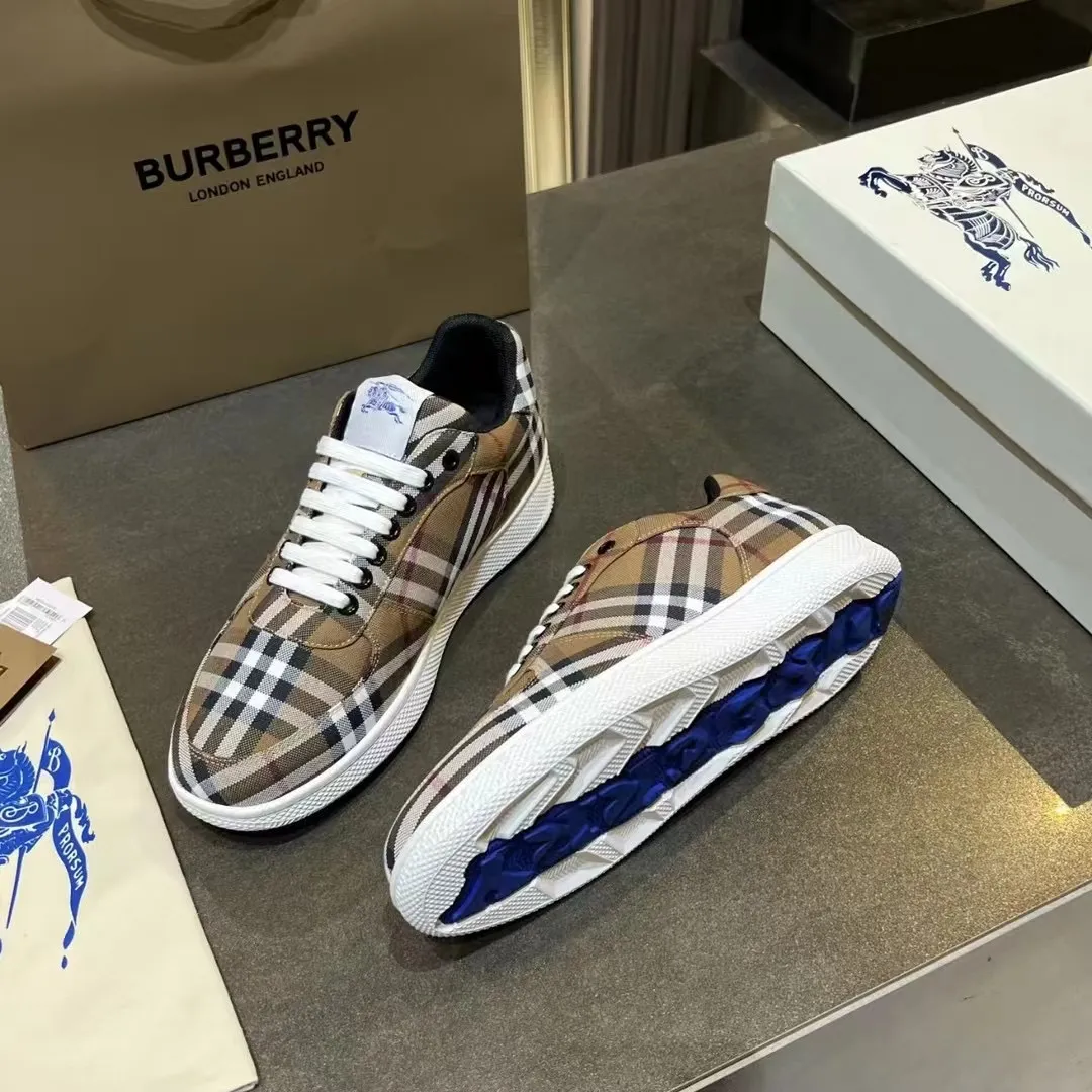 BURBERRY 2024新作 深蓝色格纹运动鞋 - 画像 (3)