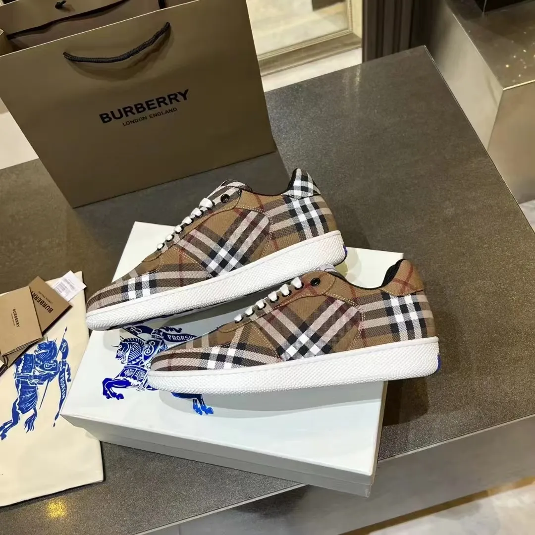 BURBERRY 2024新作 深蓝色格纹运动鞋 - 画像 (4)