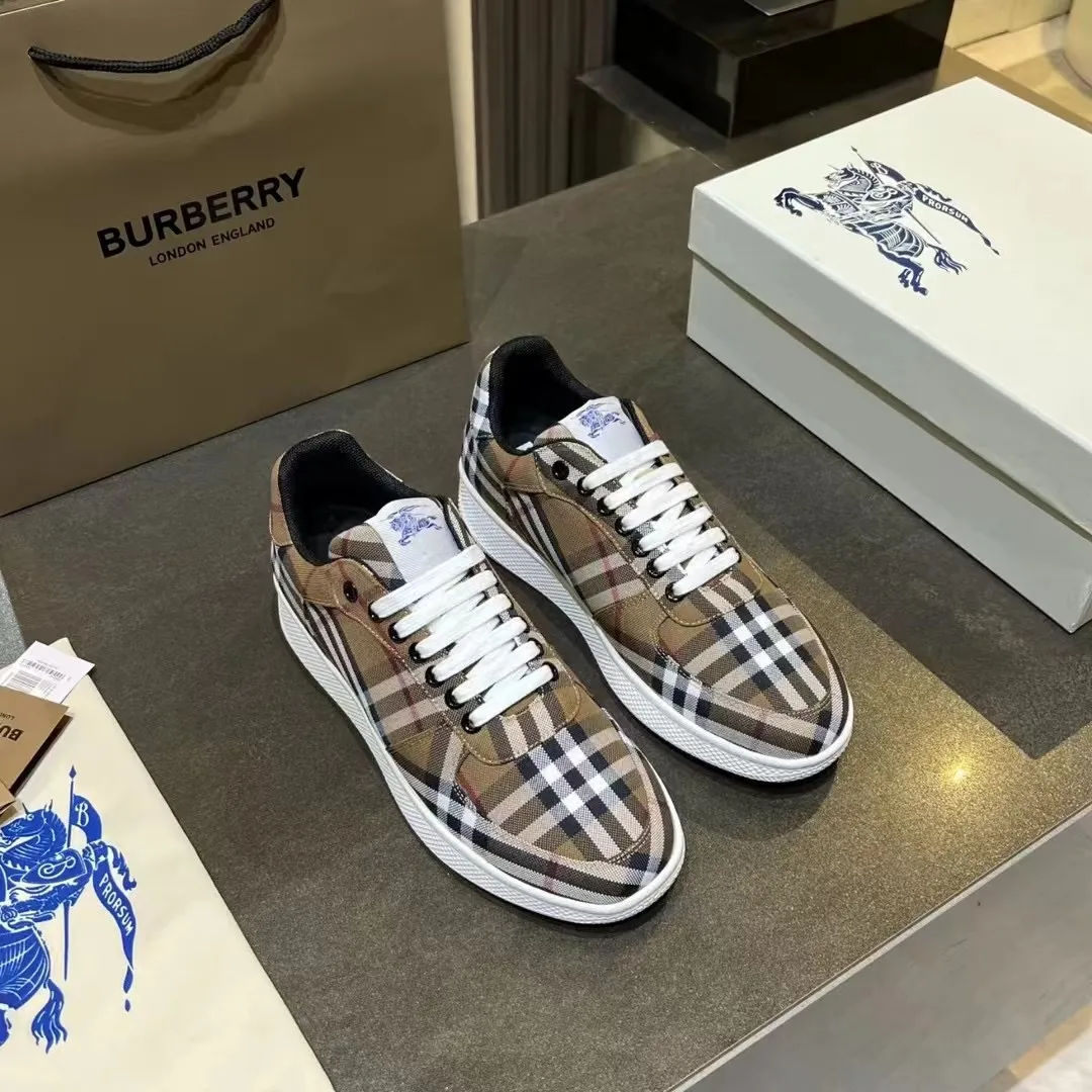 BURBERRY 2024新作 深蓝色格纹运动鞋 - 画像 (10)