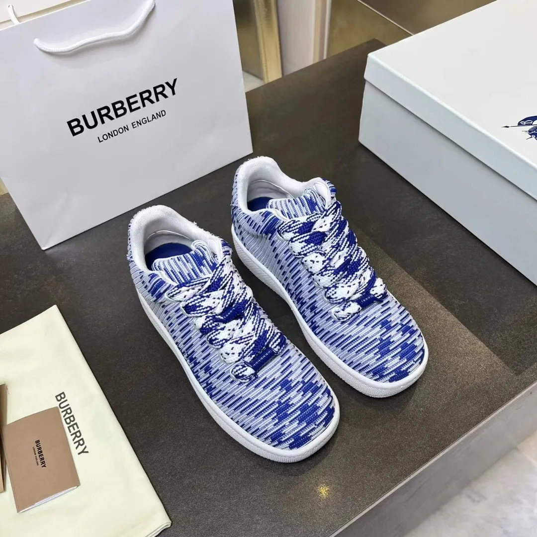 BURBERRY ブルーニットスニーカー 系帯クローズ - 画像 (5)