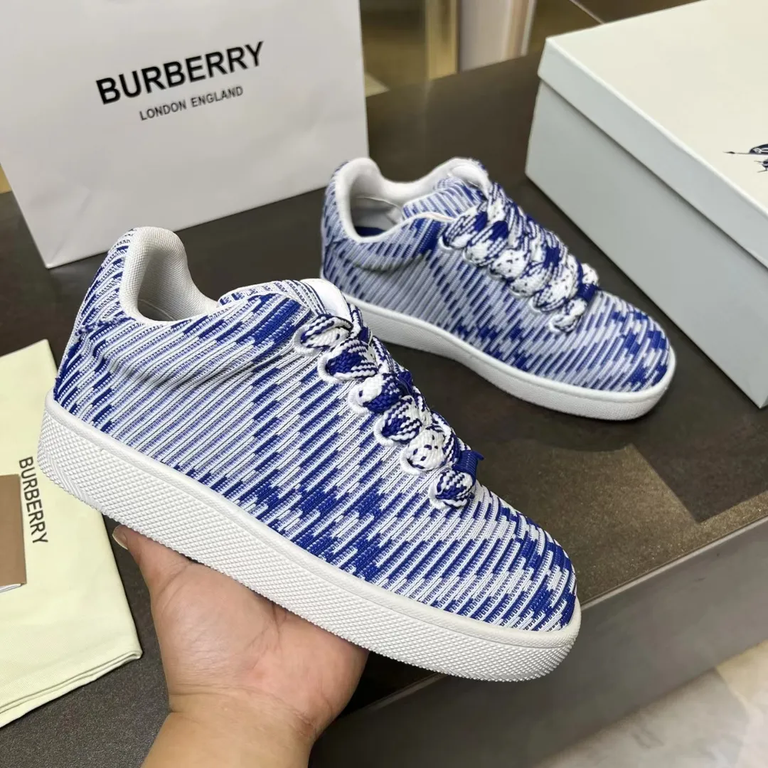 BURBERRY ブルーニットスニーカー 系帯クローズ - 画像 (6)