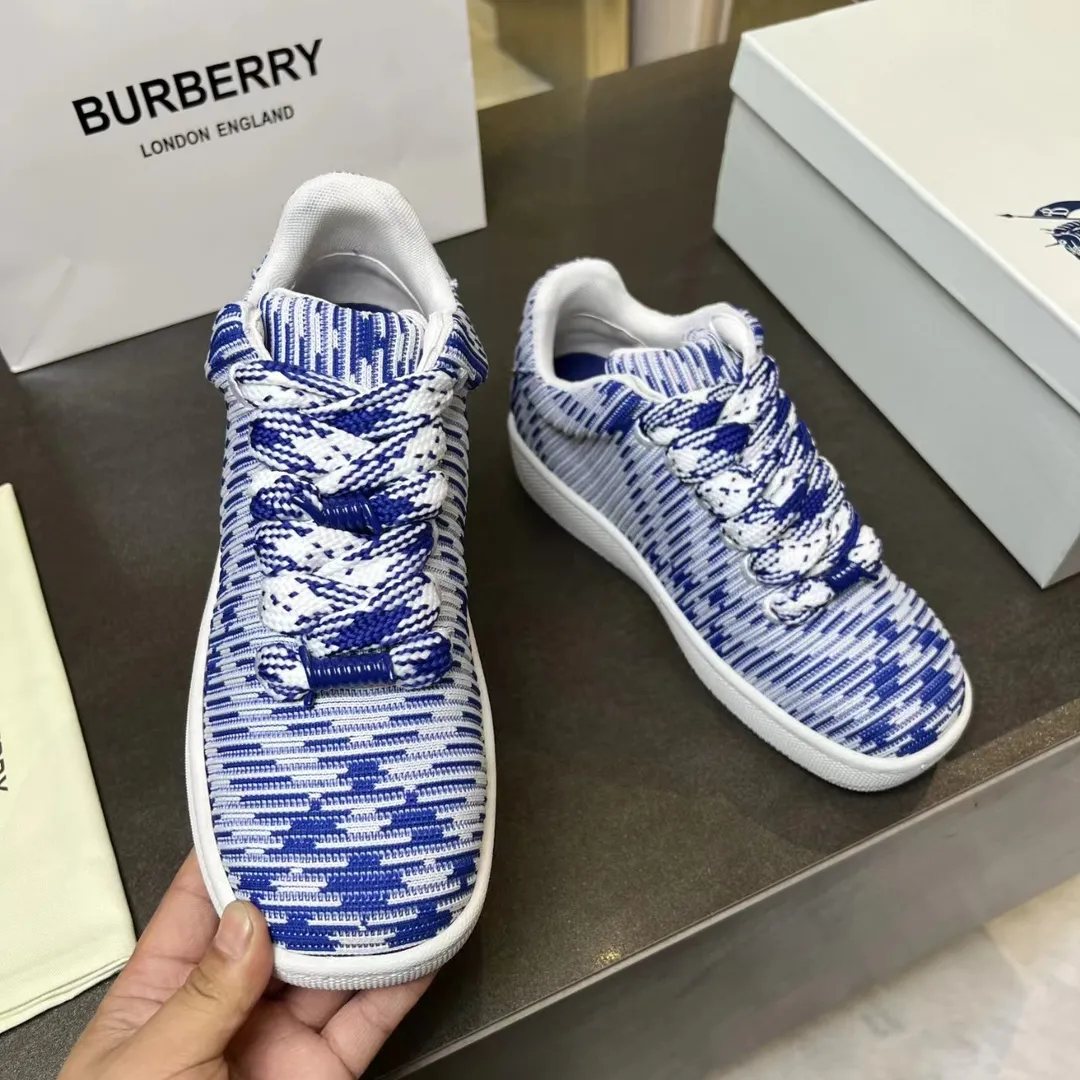 BURBERRY ブルーニットスニーカー 系帯クローズ - 画像 (8)