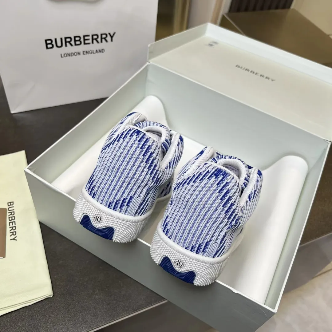 BURBERRY ブルーニットスニーカー 系帯クローズ - 画像 (9)