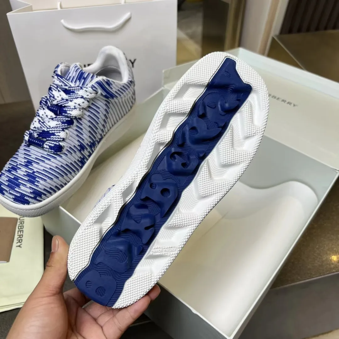 BURBERRY ブルーニットスニーカー 系帯クローズ - 画像 (10)
