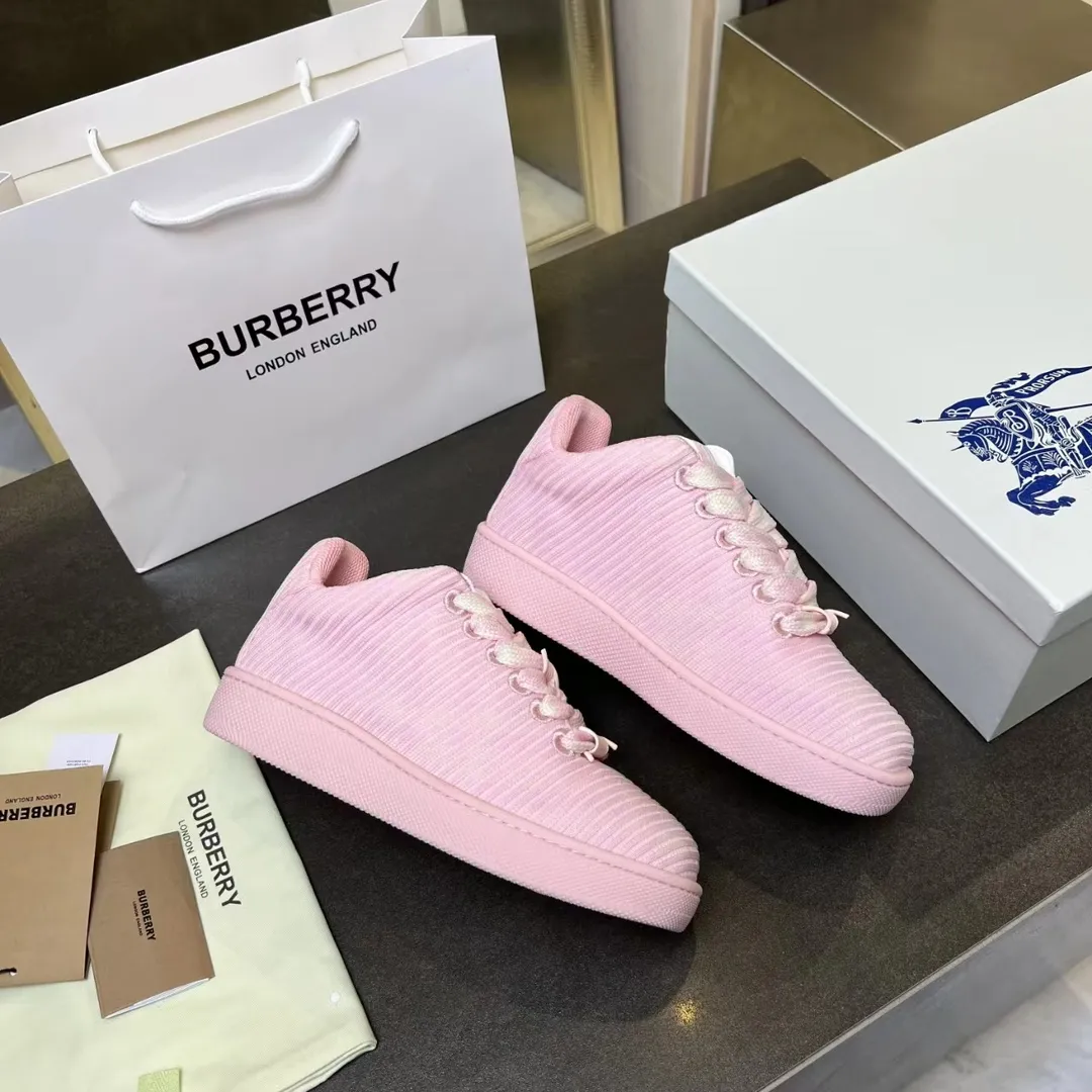 BURBERRYピンクニットスニーカー格子柄デザイン - 画像 (3)