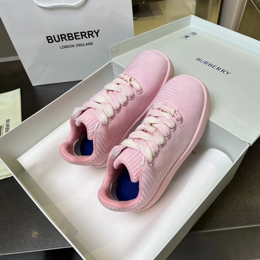 BURBERRYピンクニットスニーカー格子柄デザイン - 画像 (5)