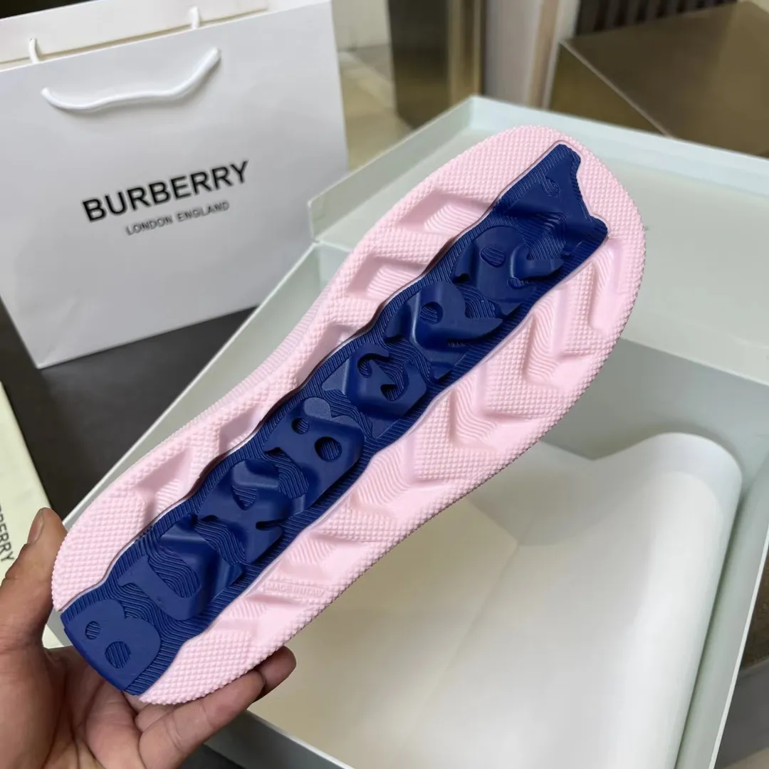 BURBERRYピンクニットスニーカー格子柄デザイン - 画像 (9)