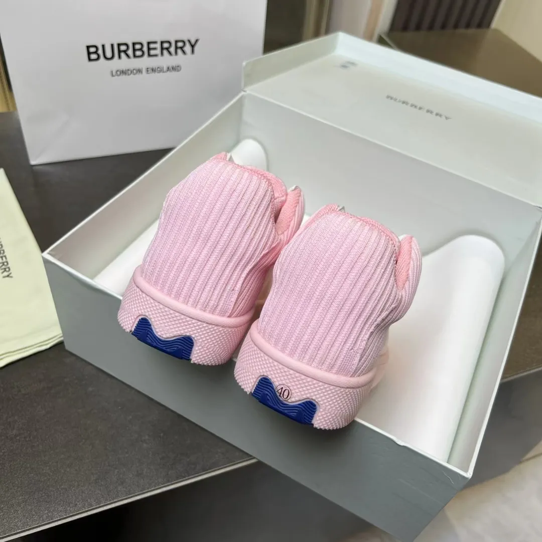 BURBERRYピンクニットスニーカー格子柄デザイン - 画像 (10)