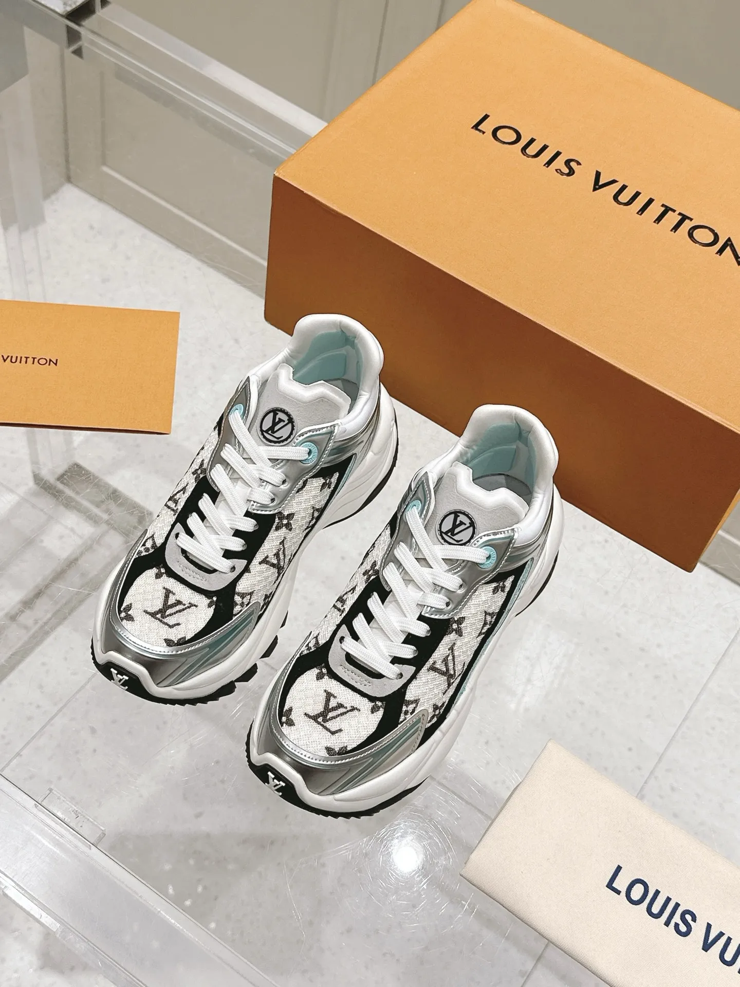 LOUIS VUITTON RUN55 白花卉スニーカー - 画像 (3)