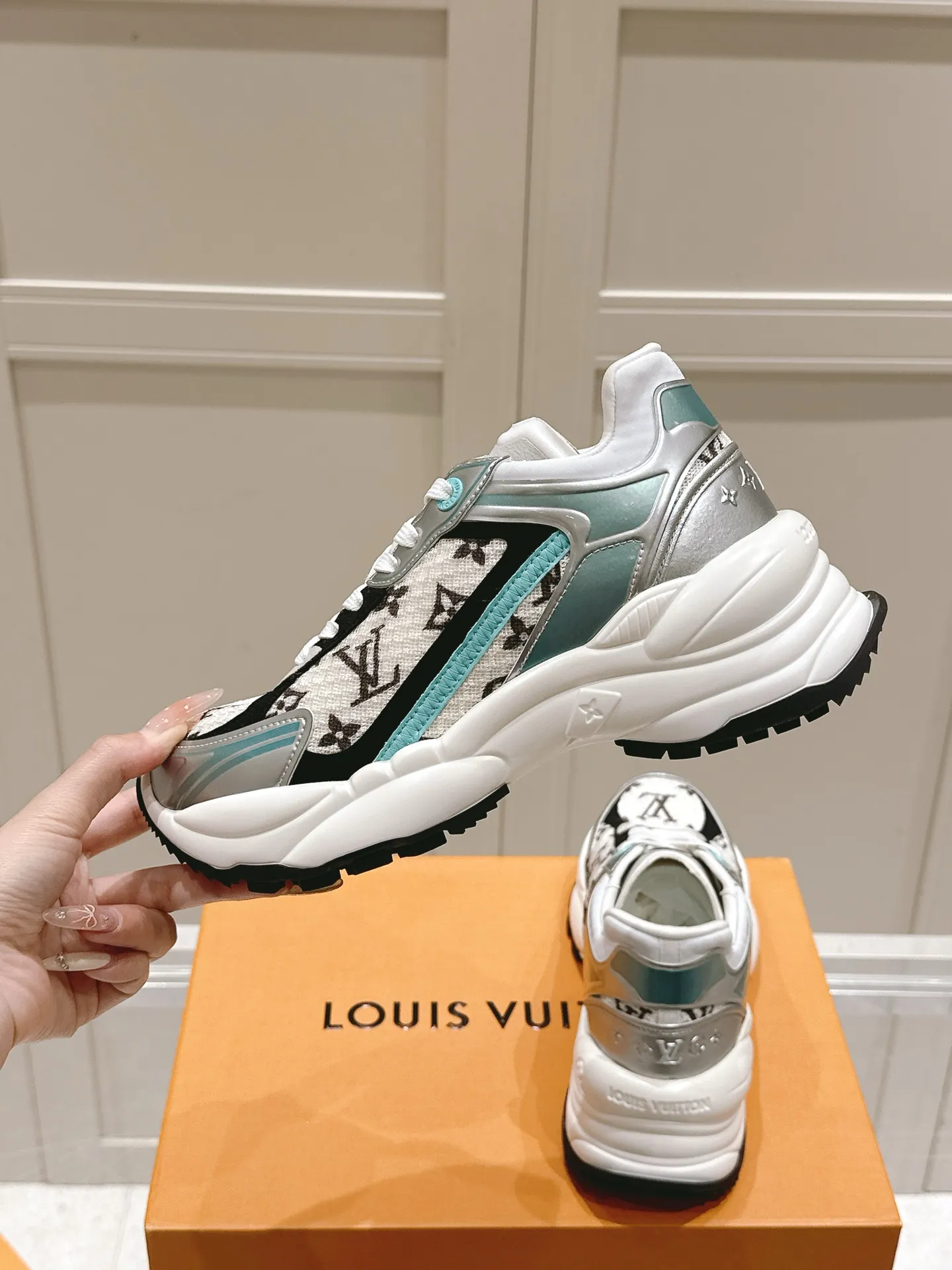 LOUIS VUITTON RUN55 白花卉スニーカー