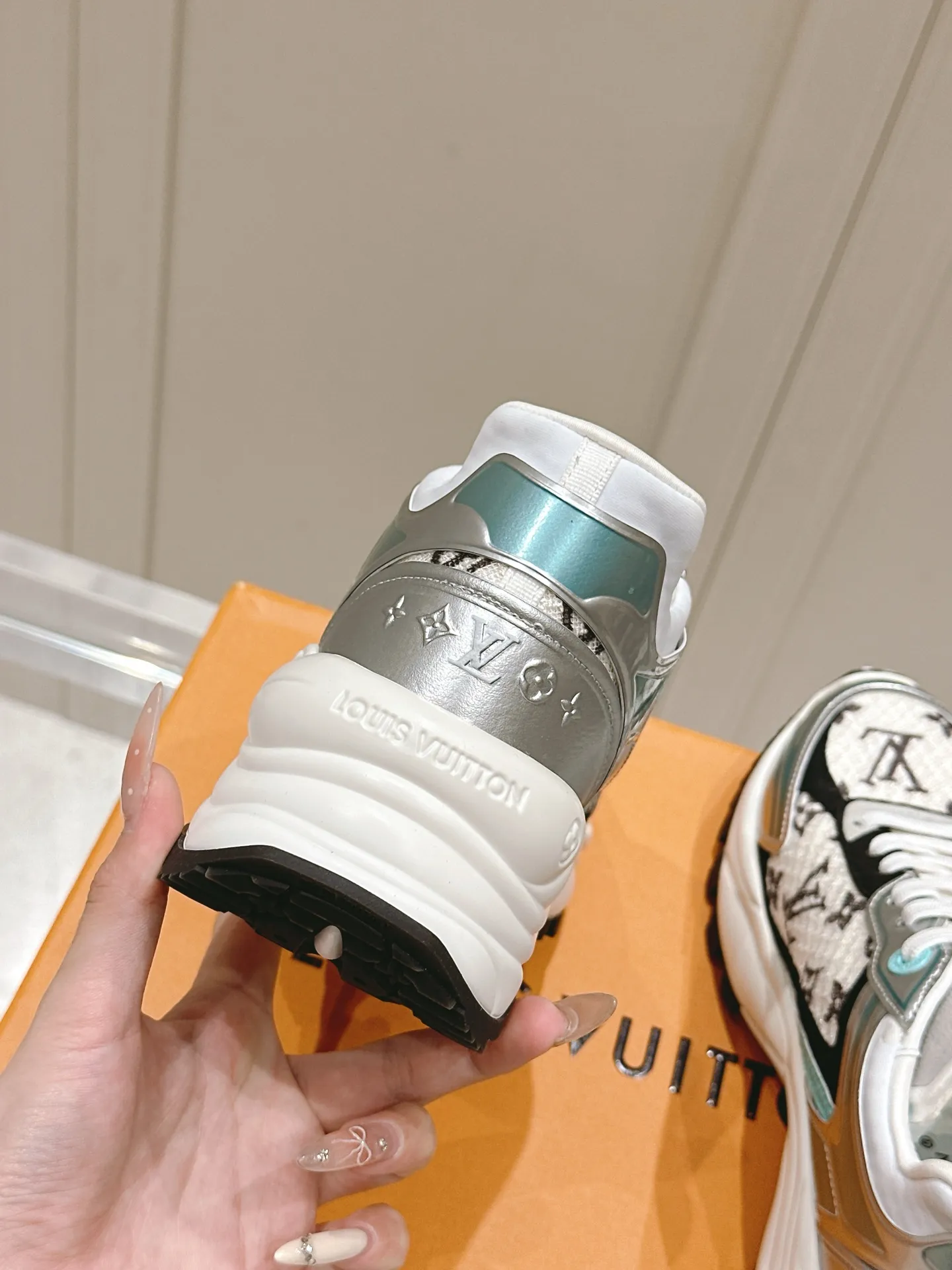 LOUIS VUITTON RUN55 白花卉スニーカー - 画像 (8)