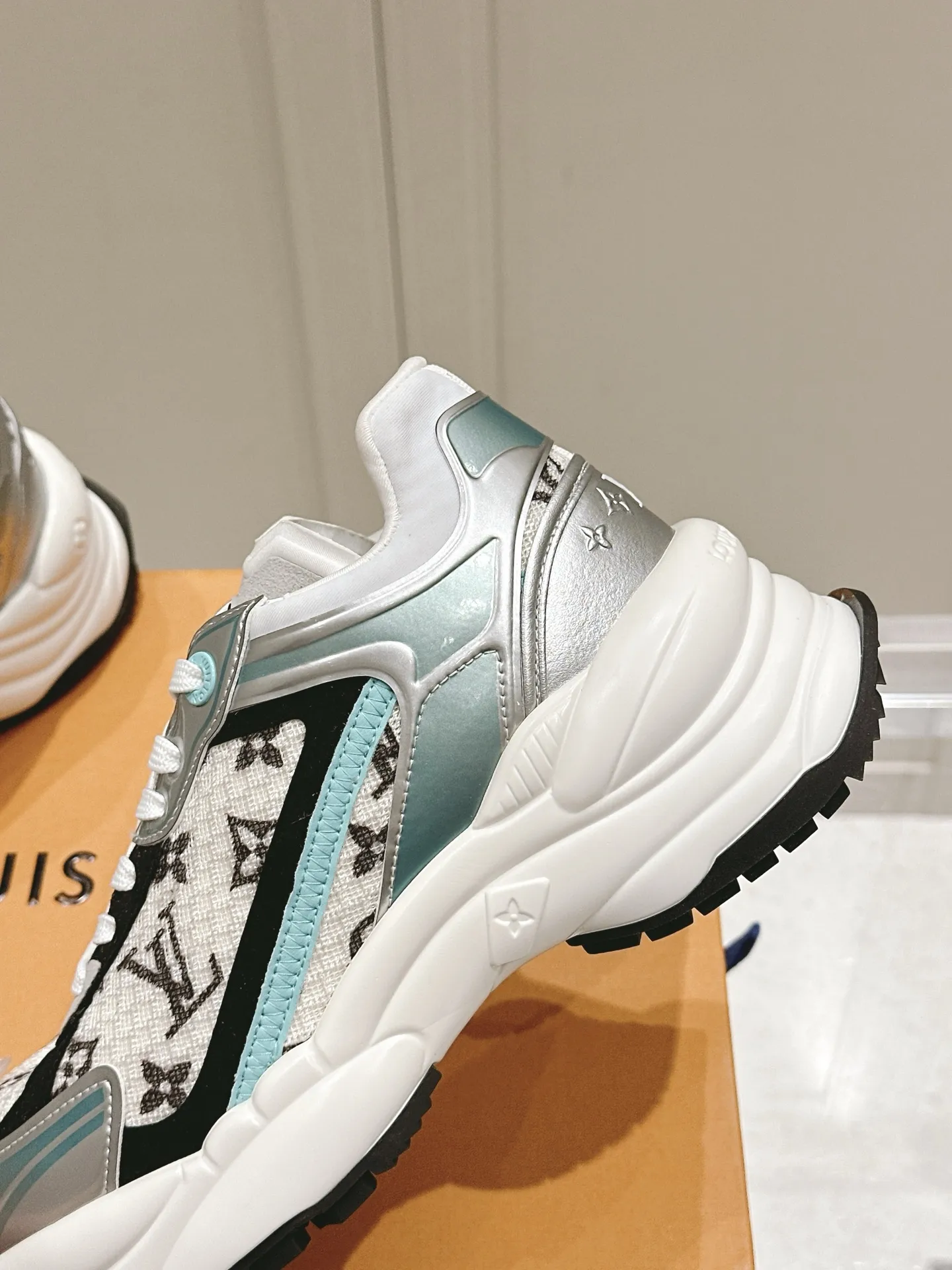 LOUIS VUITTON RUN55 白花卉スニーカー - 画像 (9)