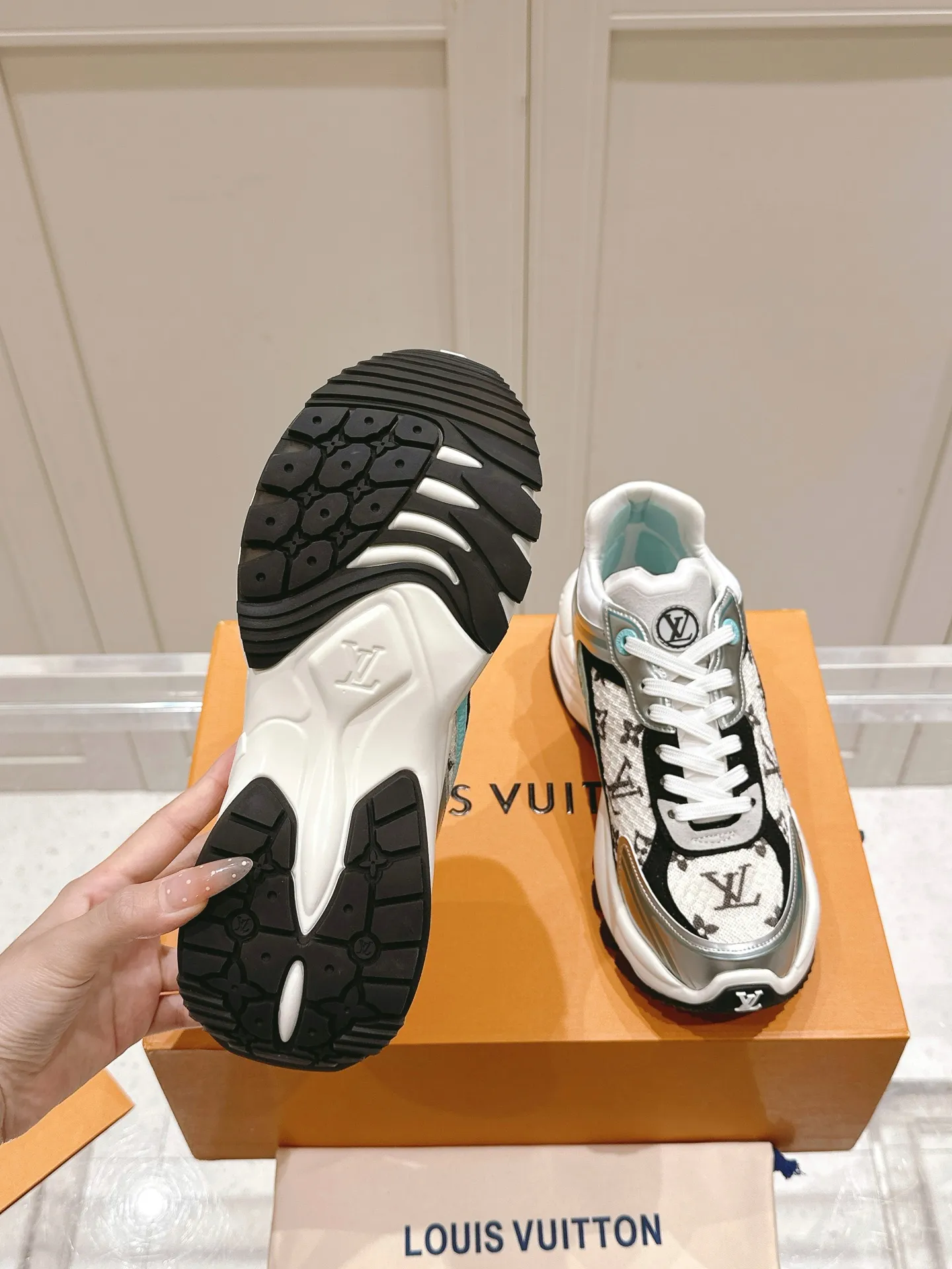 LOUIS VUITTON RUN55 白花卉スニーカー - 画像 (10)