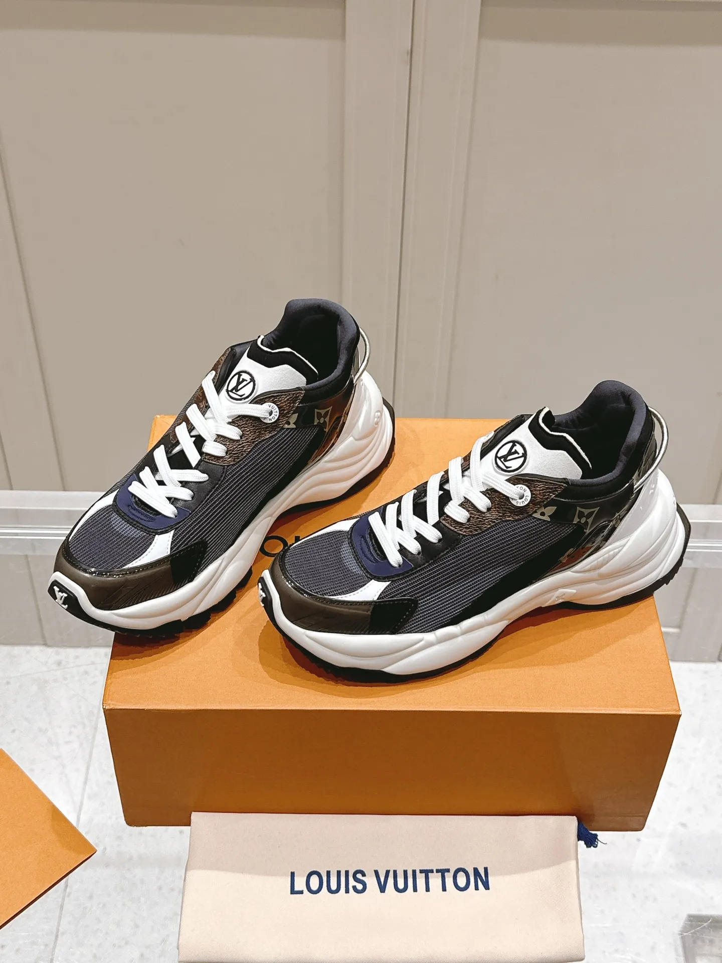 LOUIS VUITTON RUN 55 ブラック花卉 - 画像 (4)