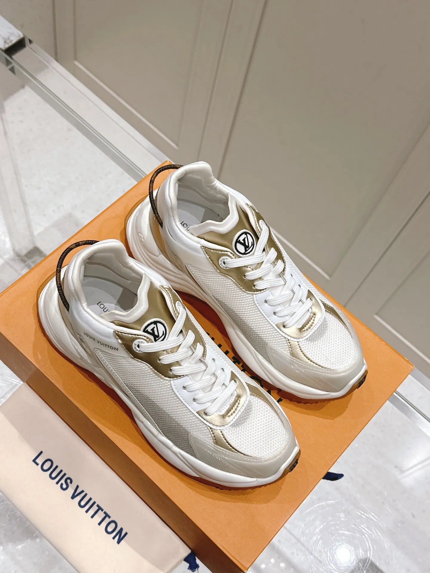 LOUIS VUITTON RUN 55 ホワイト スニーカー - 画像 (4)