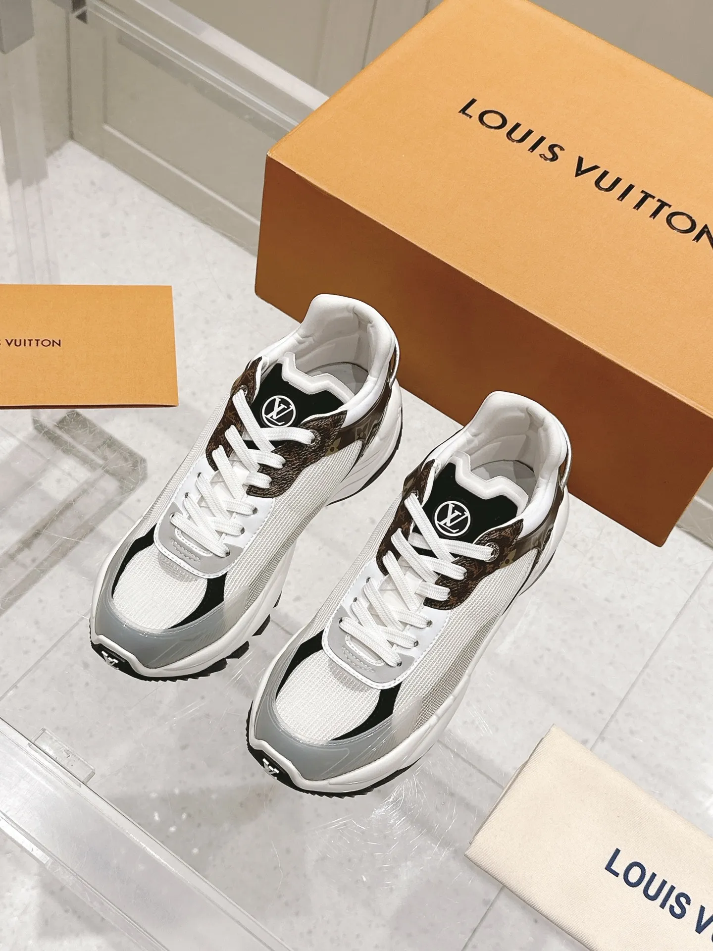 LOUIS VUITTON RUN 55 白黒スニーカー - 画像 (3)