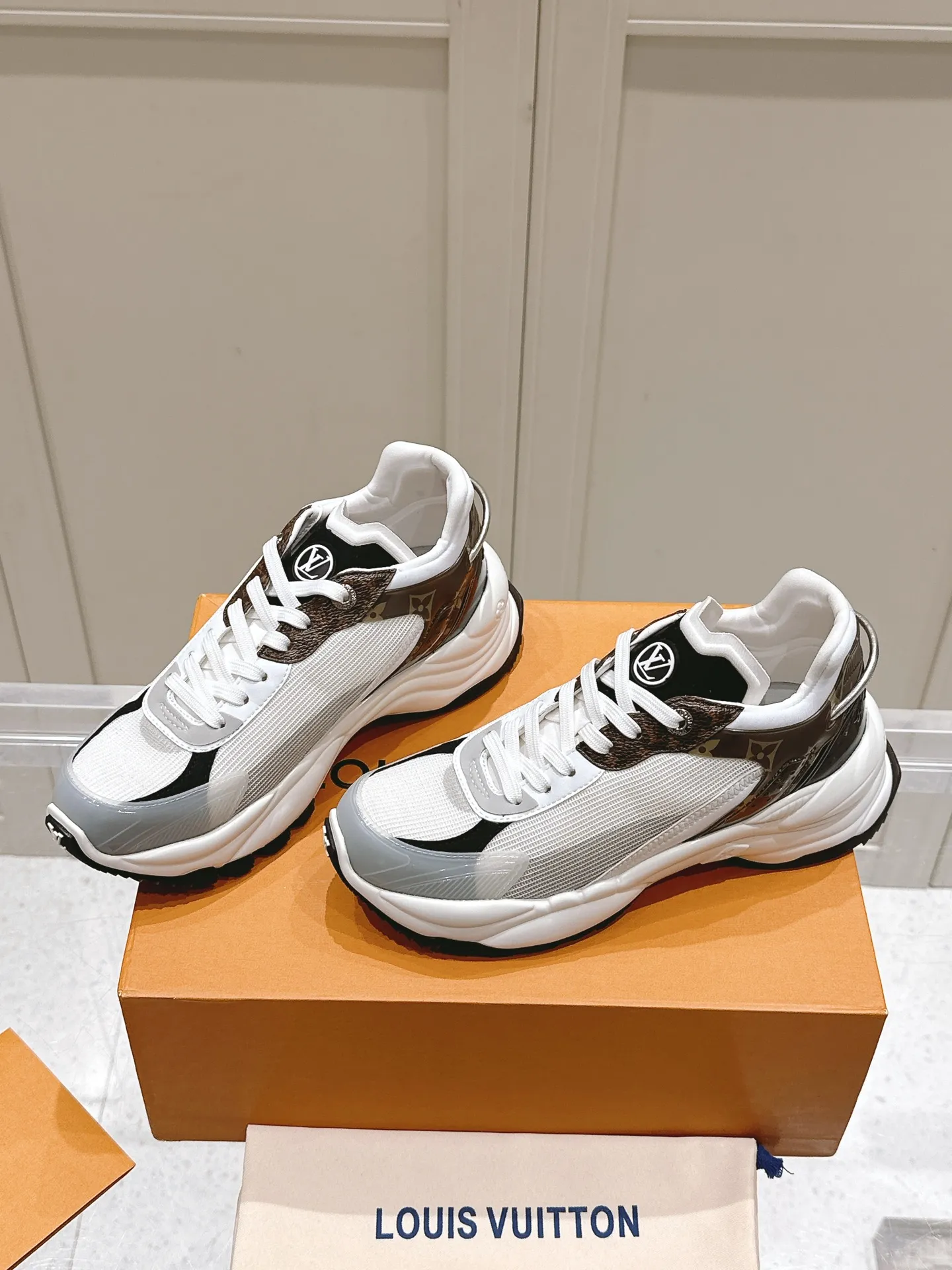 LOUIS VUITTON RUN 55 白黒スニーカー - 画像 (4)