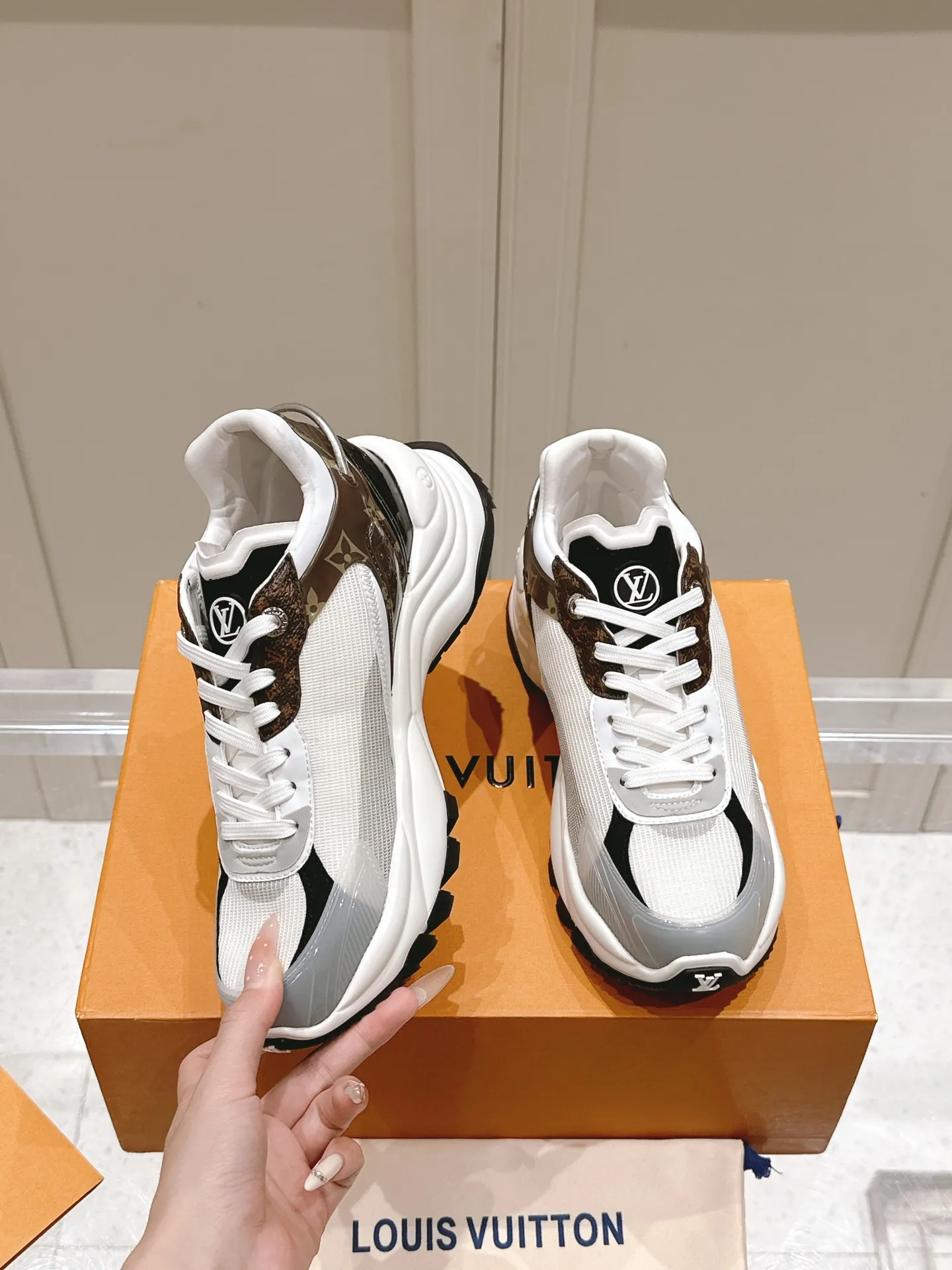 LOUIS VUITTON RUN 55 白黒スニーカー - 画像 (5)