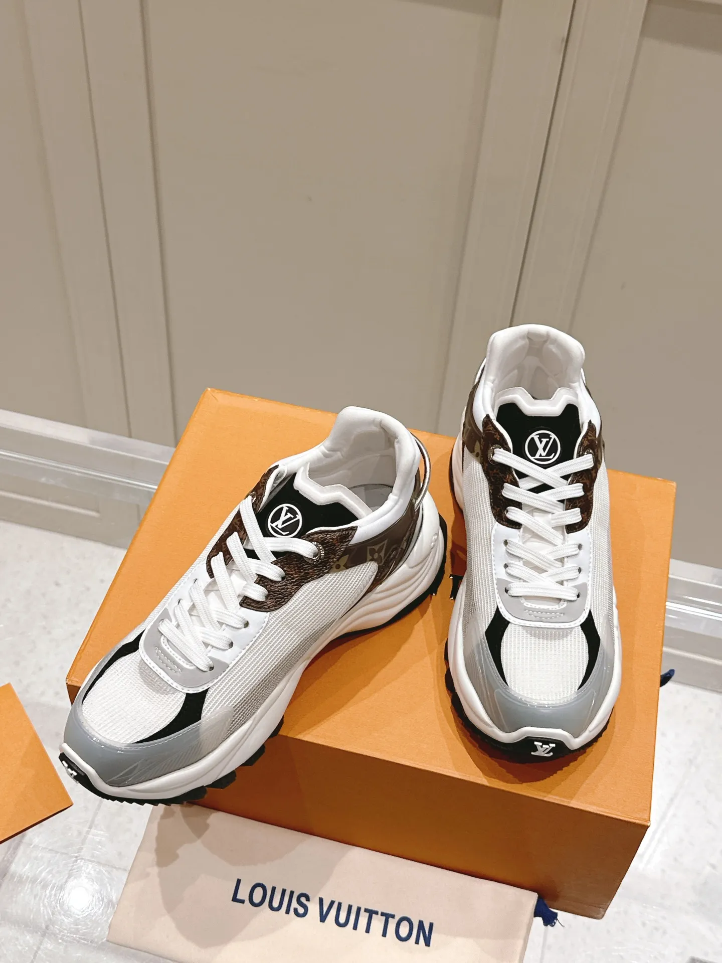 LOUIS VUITTON RUN 55 白黒スニーカー - 画像 (6)