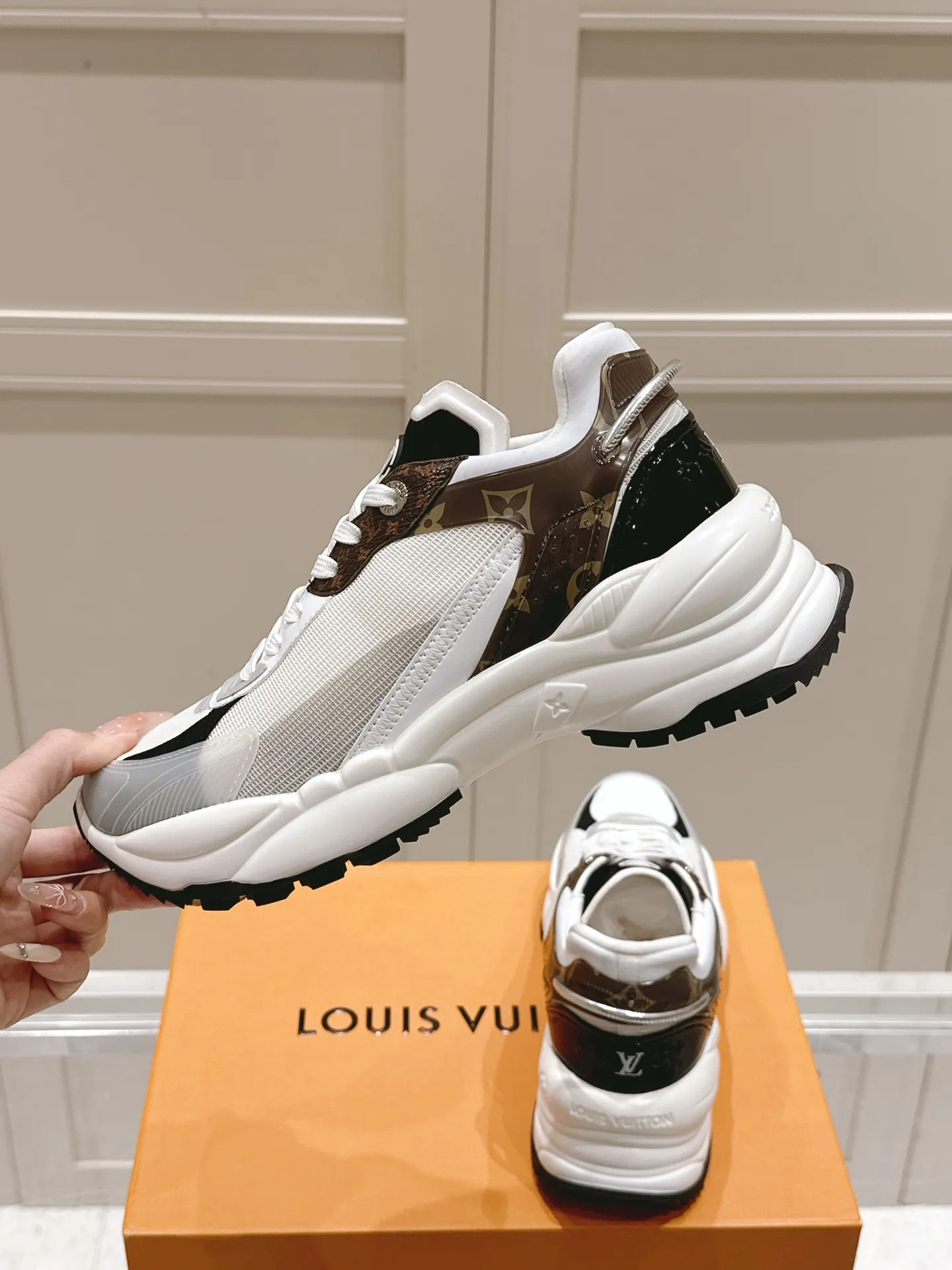 LOUIS VUITTON RUN 55 白黒スニーカー