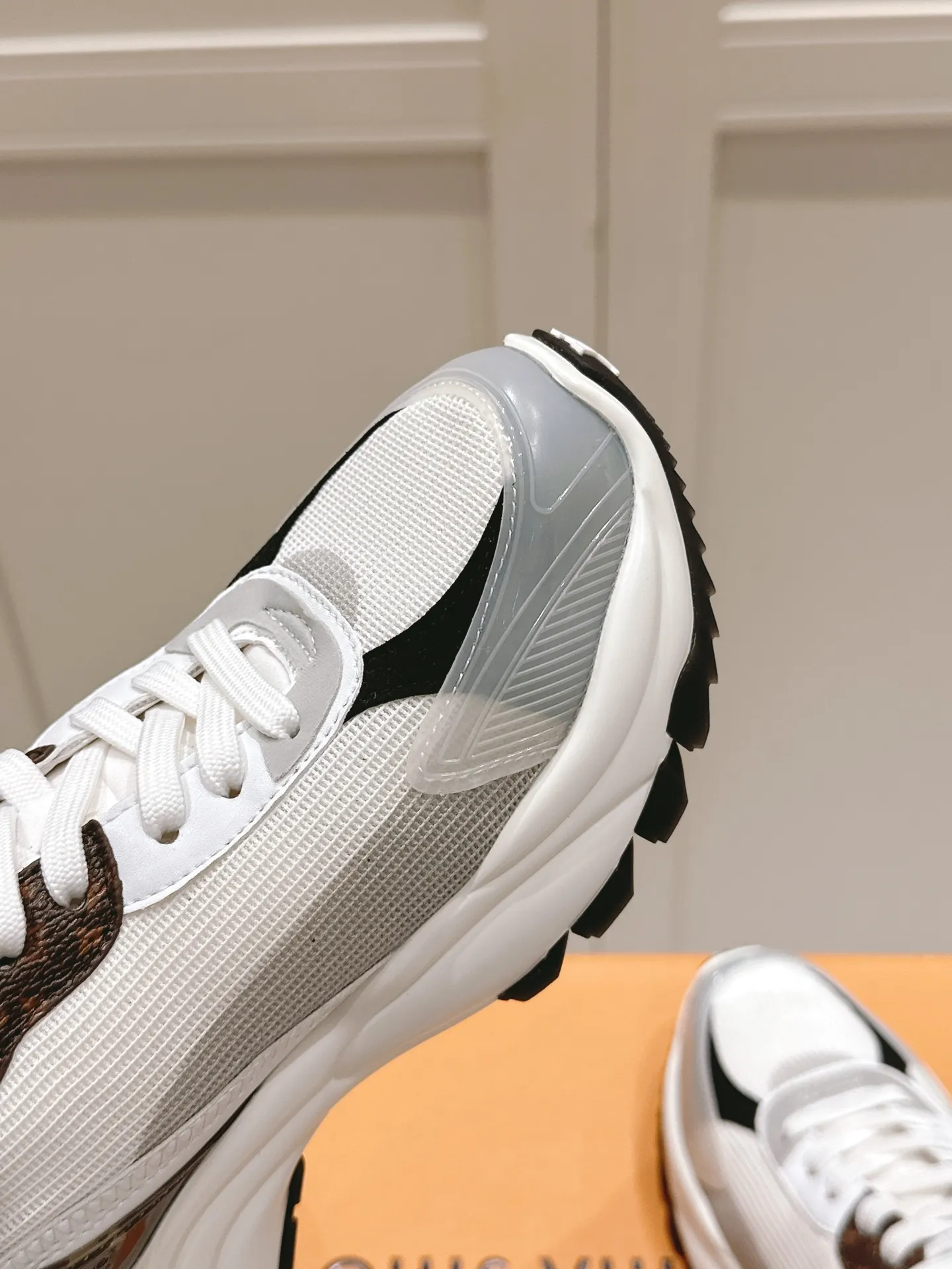 LOUIS VUITTON RUN 55 白黒スニーカー - 画像 (7)