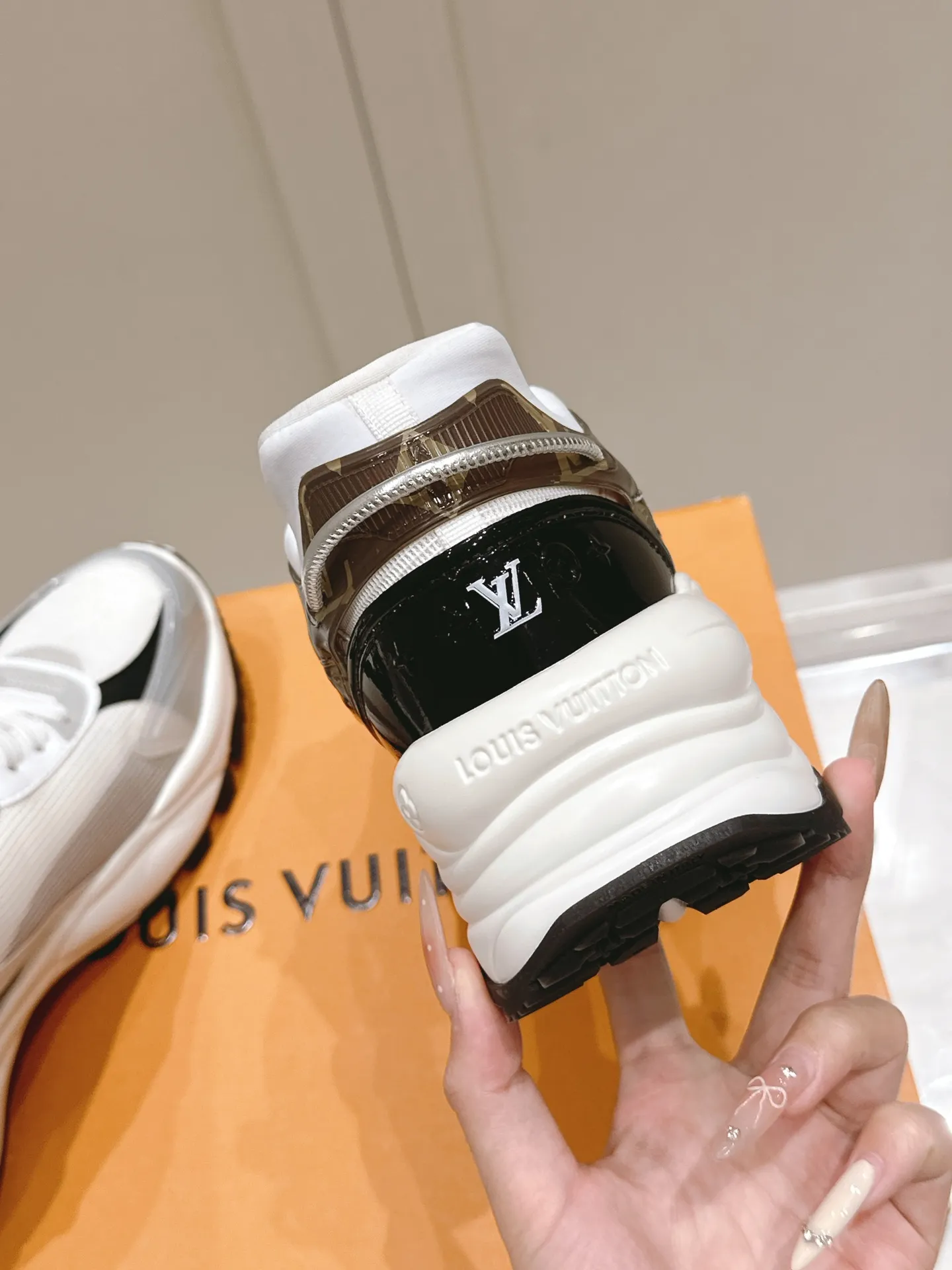LOUIS VUITTON RUN 55 白黒スニーカー - 画像 (8)