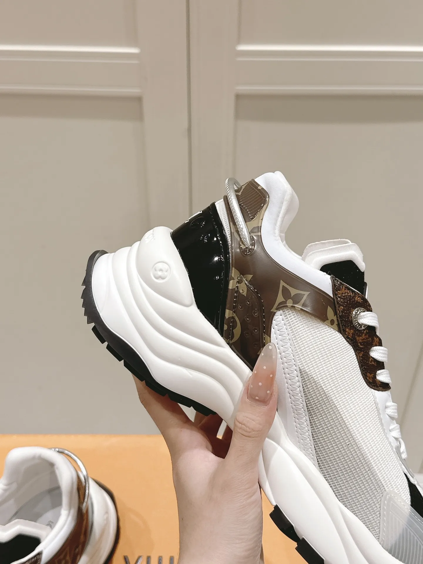 LOUIS VUITTON RUN 55 白黒スニーカー - 画像 (9)