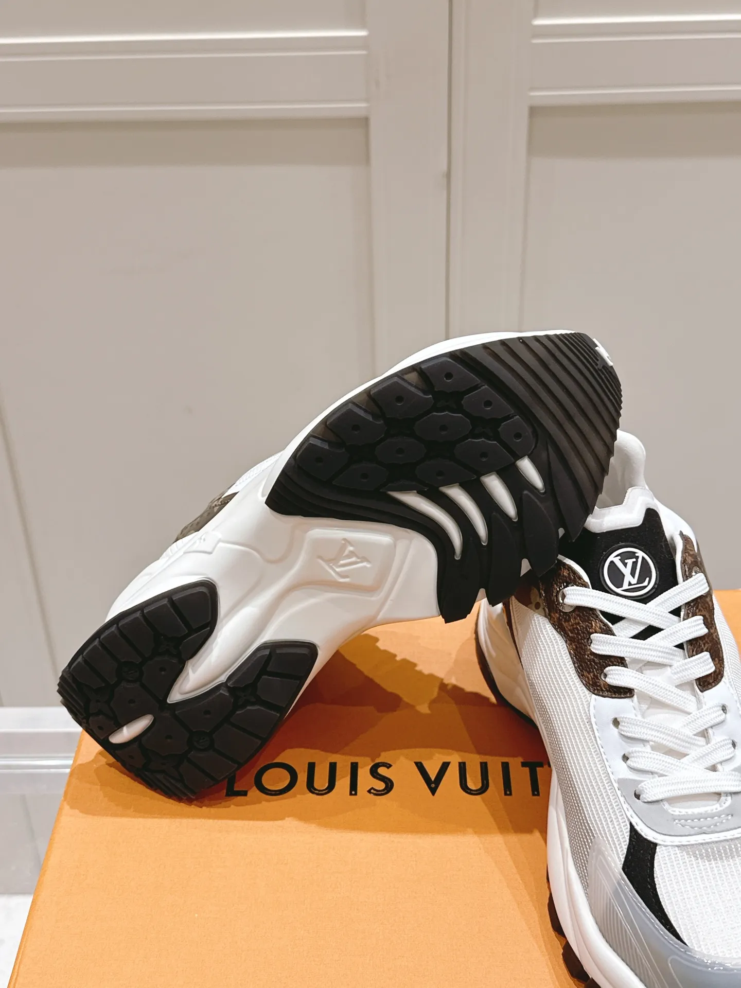 LOUIS VUITTON RUN 55 白黒スニーカー - 画像 (10)