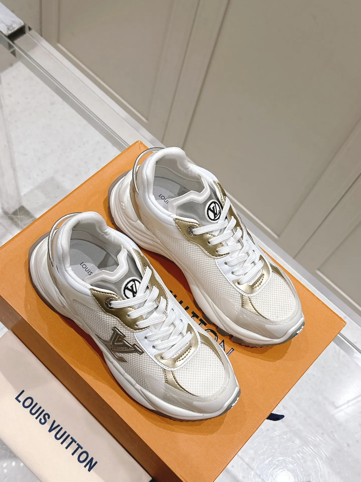 LOUIS VUITTON RUN 55 ホワイトスニーカー - 画像 (4)