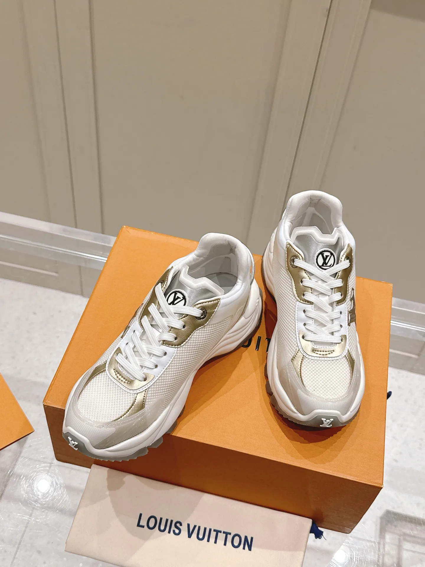 LOUIS VUITTON RUN 55 ホワイトスニーカー - 画像 (6)