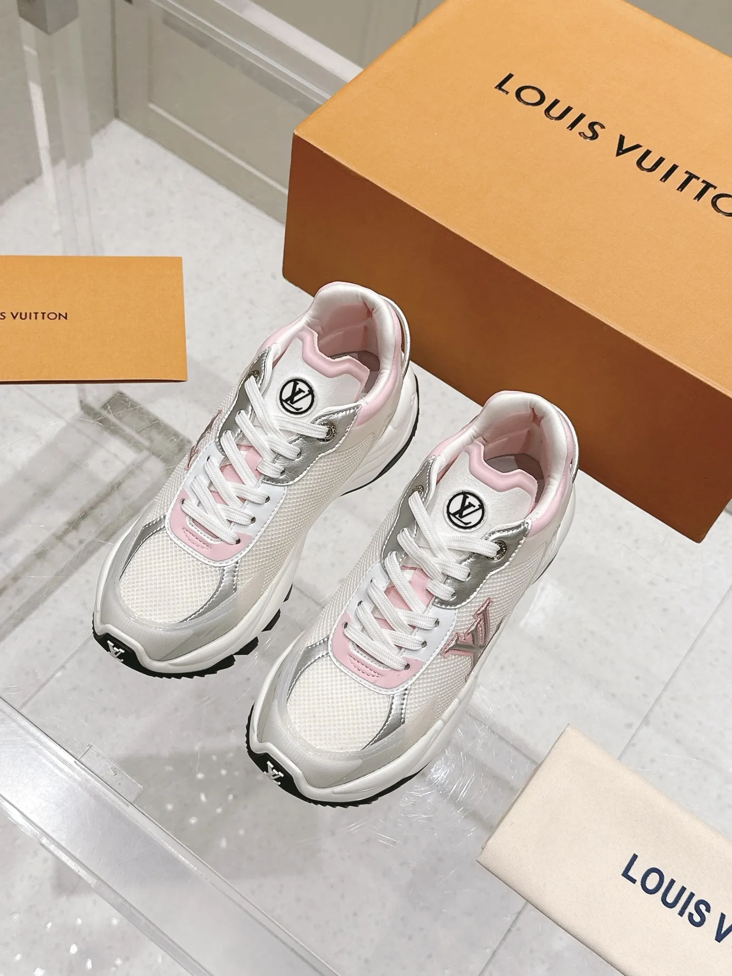 LOUIS VUITTON RUN55 ピンク スニーカー - 画像 (3)