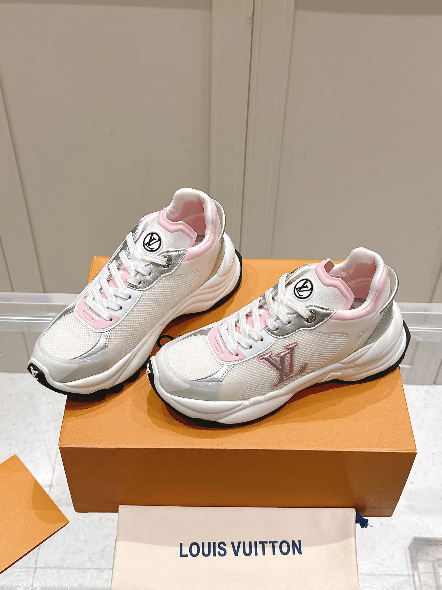 LOUIS VUITTON RUN55 ピンク スニーカー - 画像 (4)