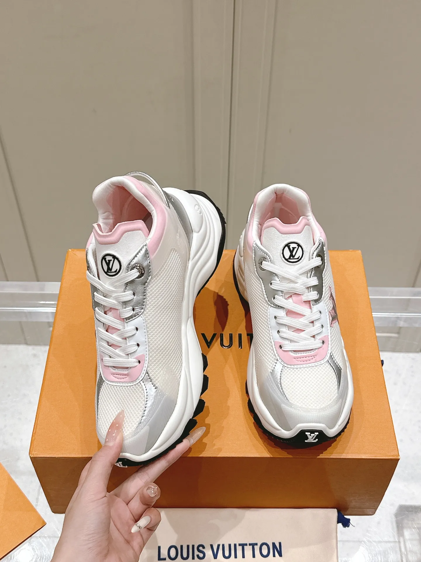 LOUIS VUITTON RUN55 ピンク スニーカー - 画像 (5)