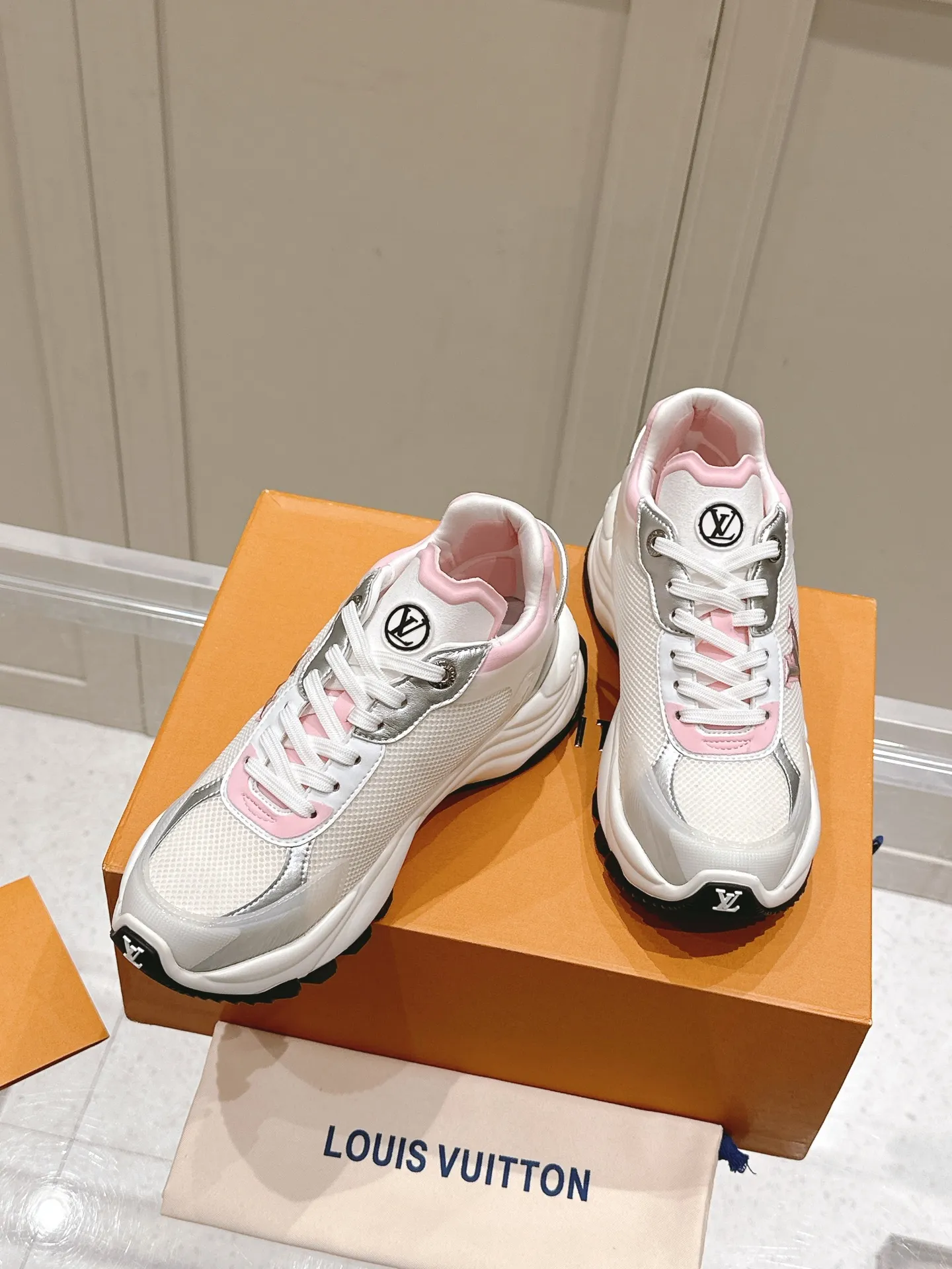 LOUIS VUITTON RUN55 ピンク スニーカー - 画像 (6)