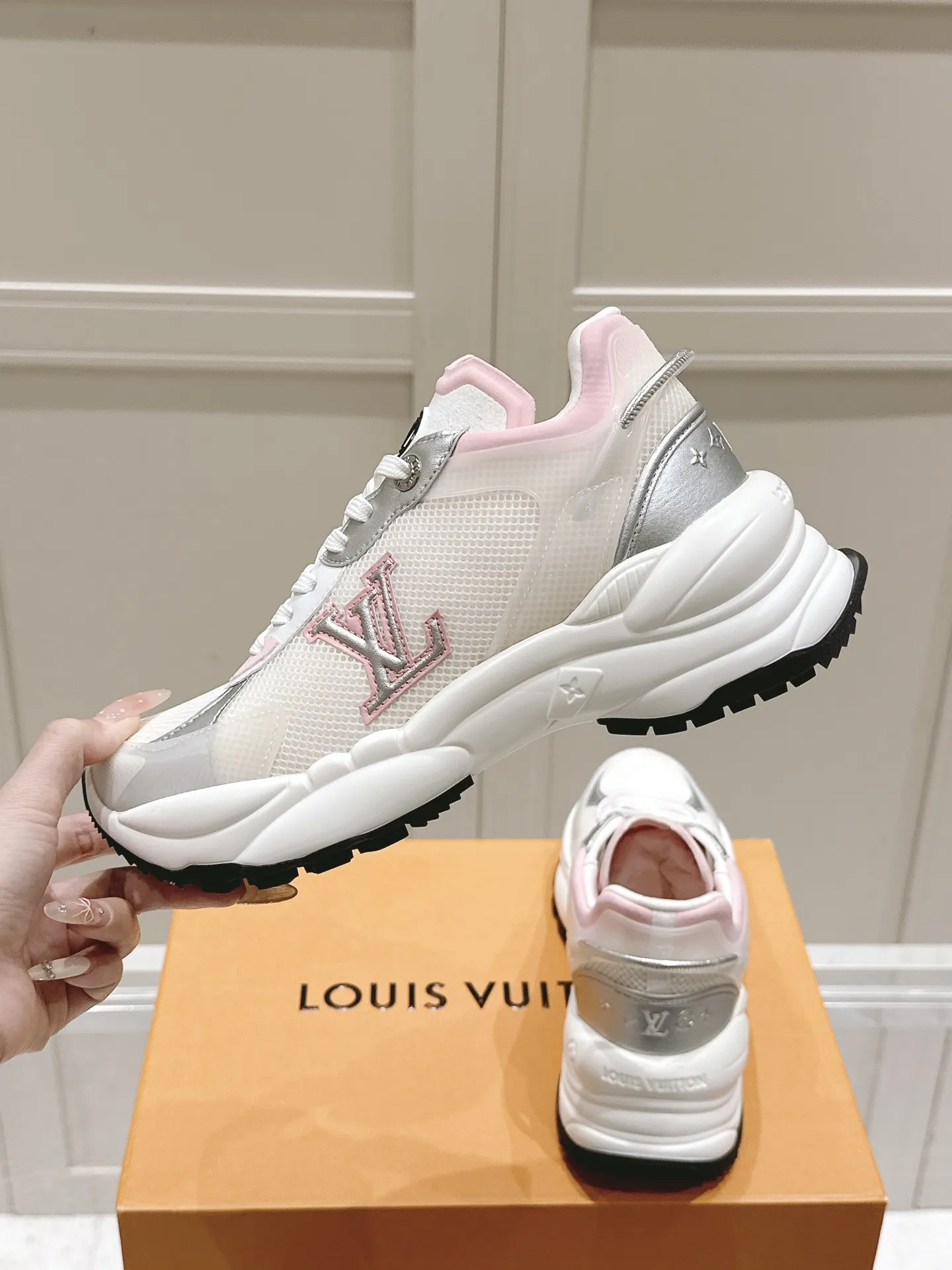 LOUIS VUITTON RUN55 ピンク スニーカー