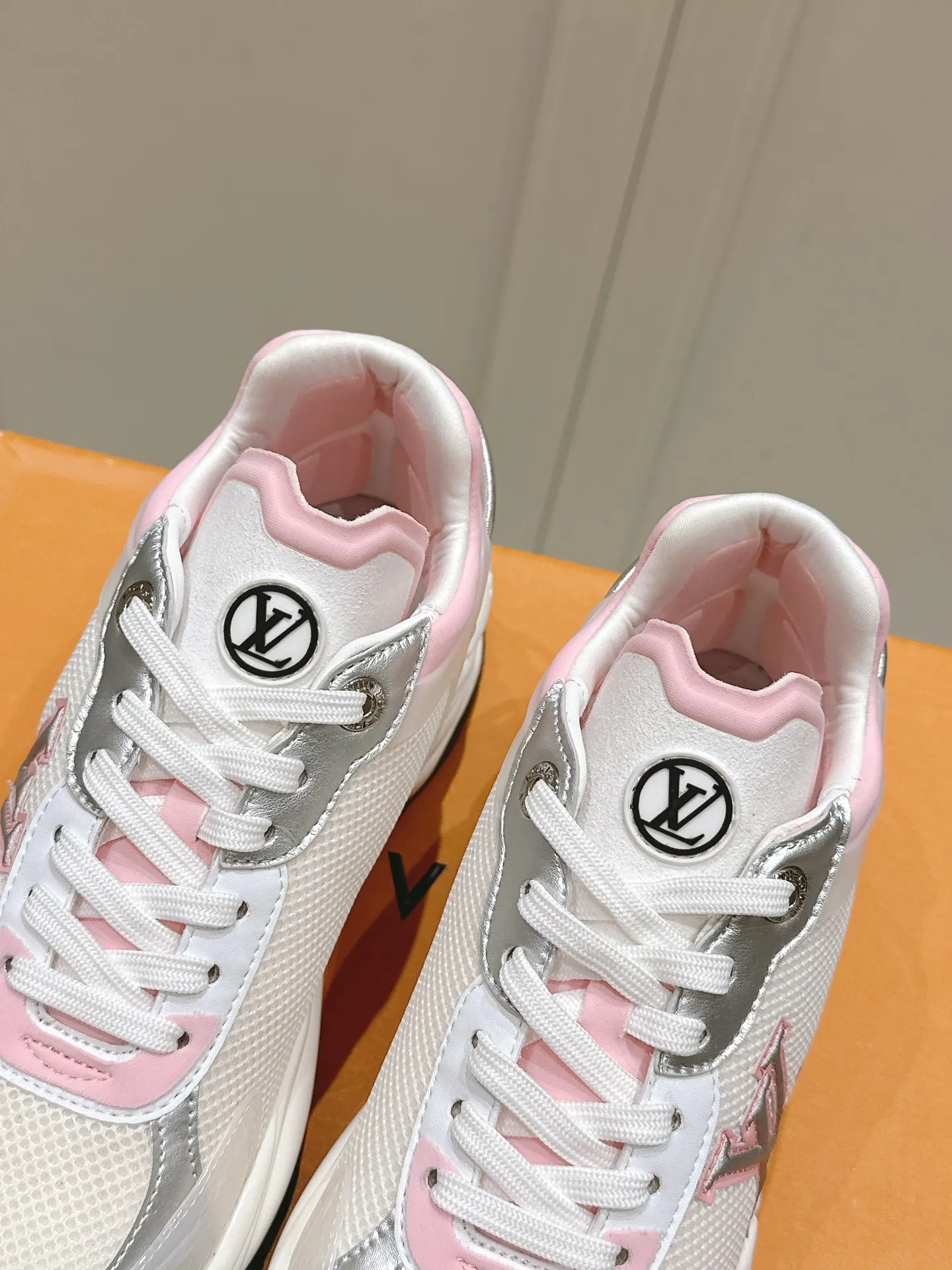 LOUIS VUITTON RUN55 ピンク スニーカー - 画像 (9)