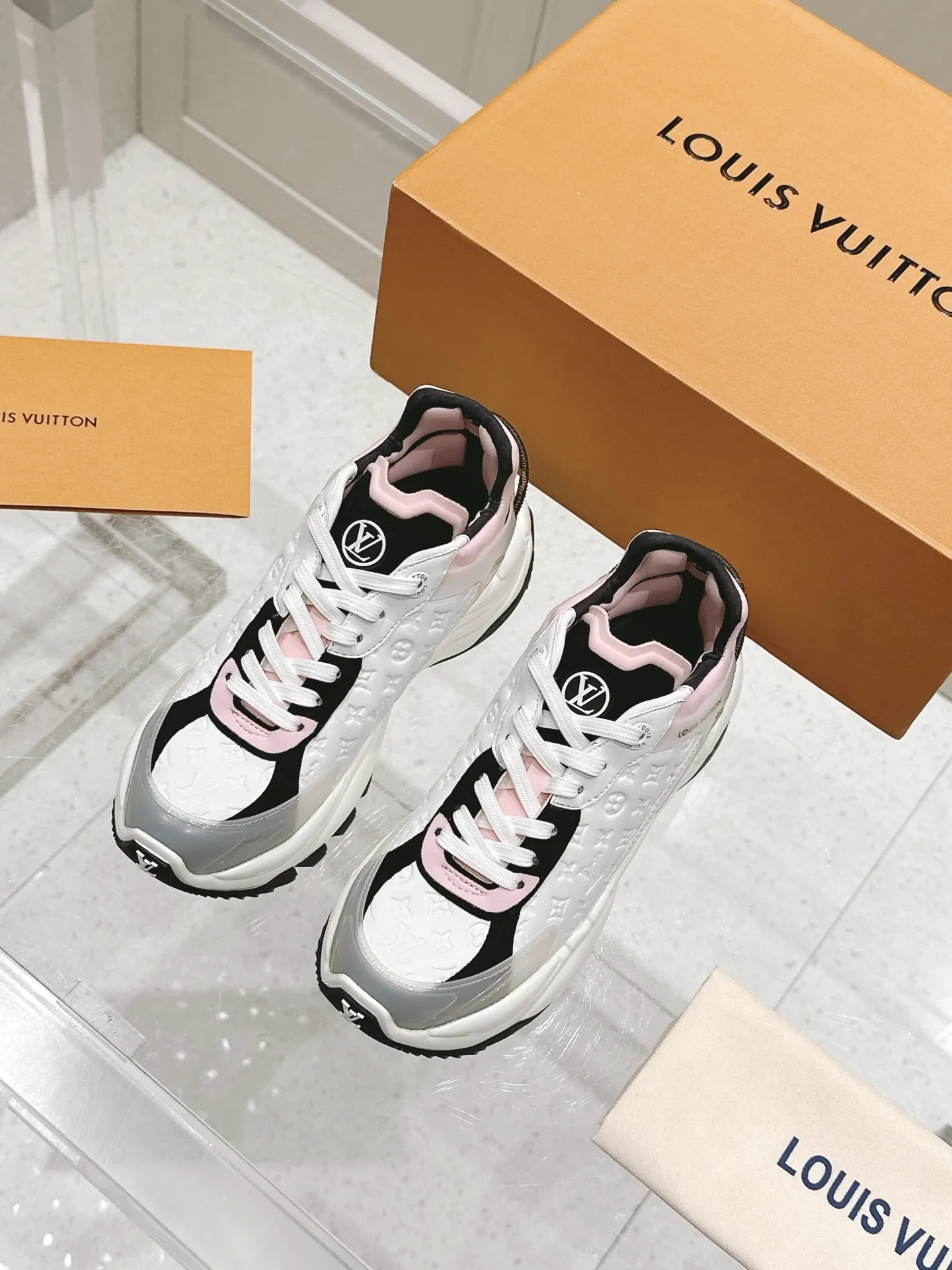 LOUIS VUITTON RUN 55 ピンクスニーカー - 画像 (3)