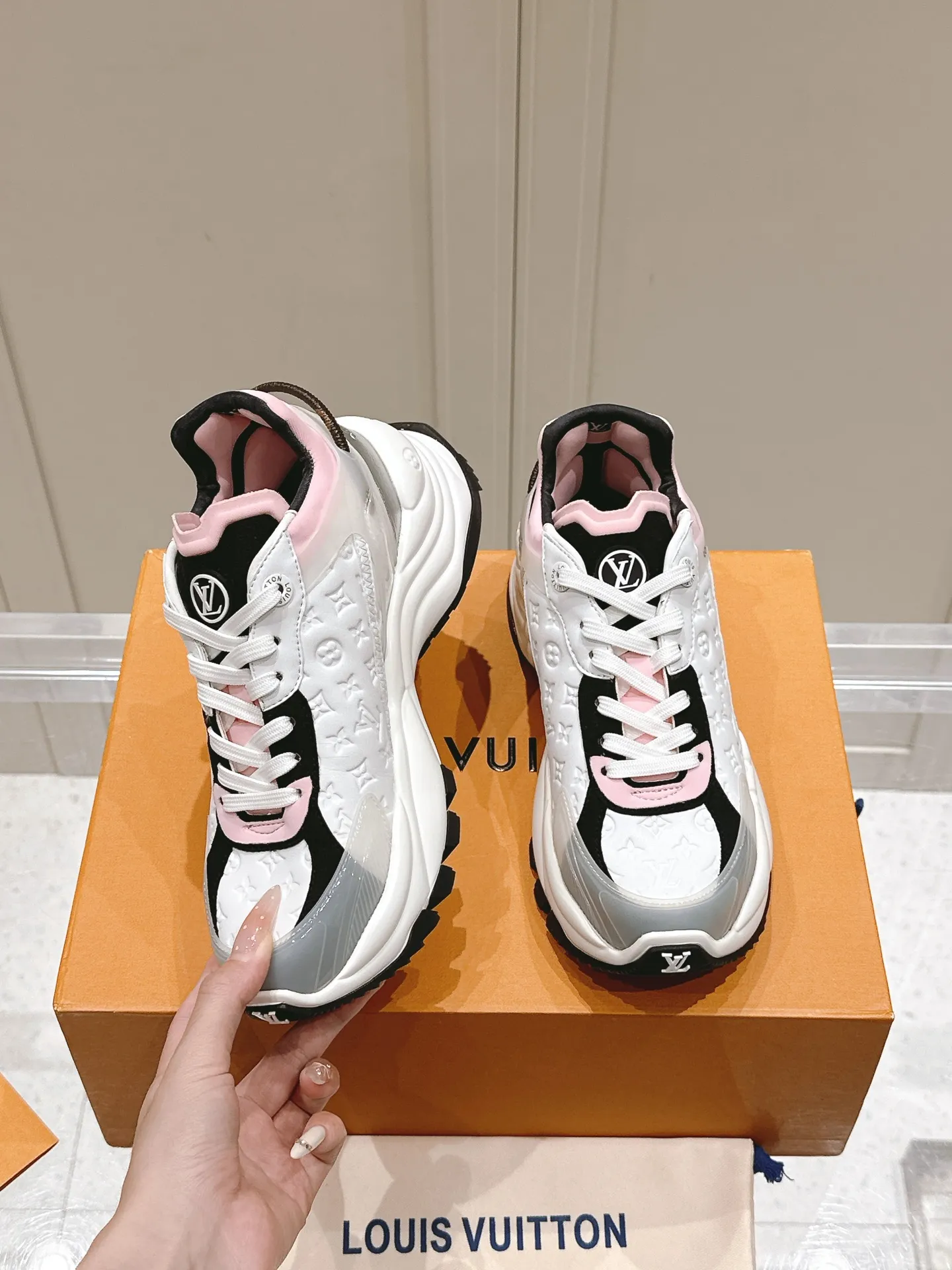 LOUIS VUITTON RUN 55 ピンクスニーカー - 画像 (5)
