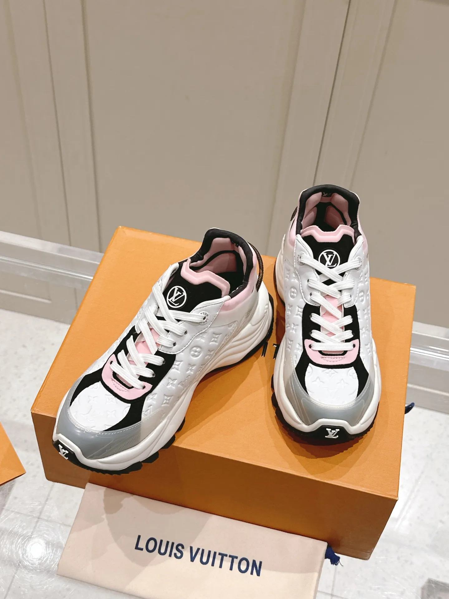 LOUIS VUITTON RUN 55 ピンクスニーカー - 画像 (6)