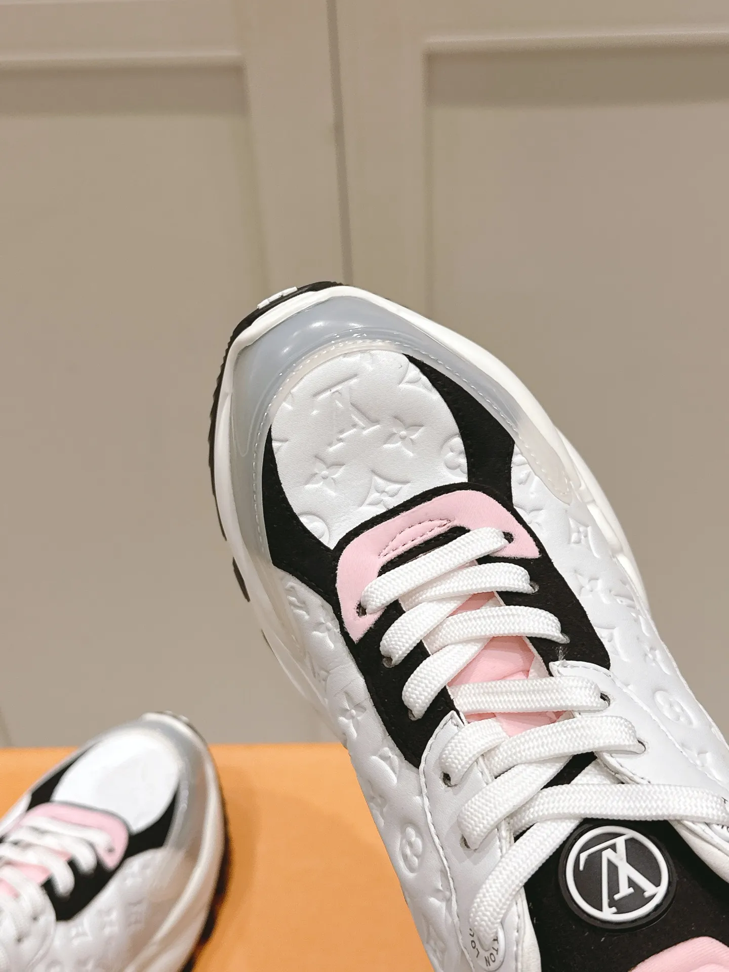 LOUIS VUITTON RUN 55 ピンクスニーカー - 画像 (7)