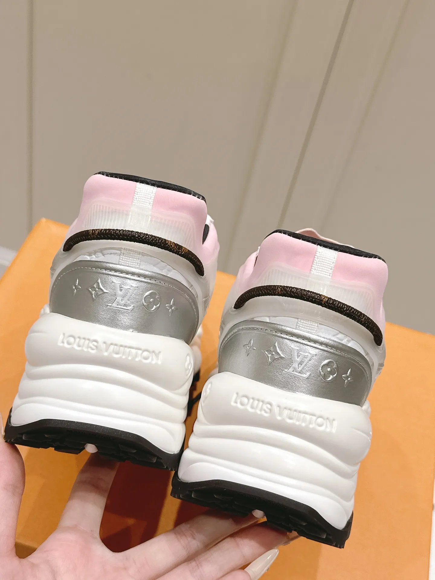 LOUIS VUITTON RUN 55 ピンクスニーカー - 画像 (8)