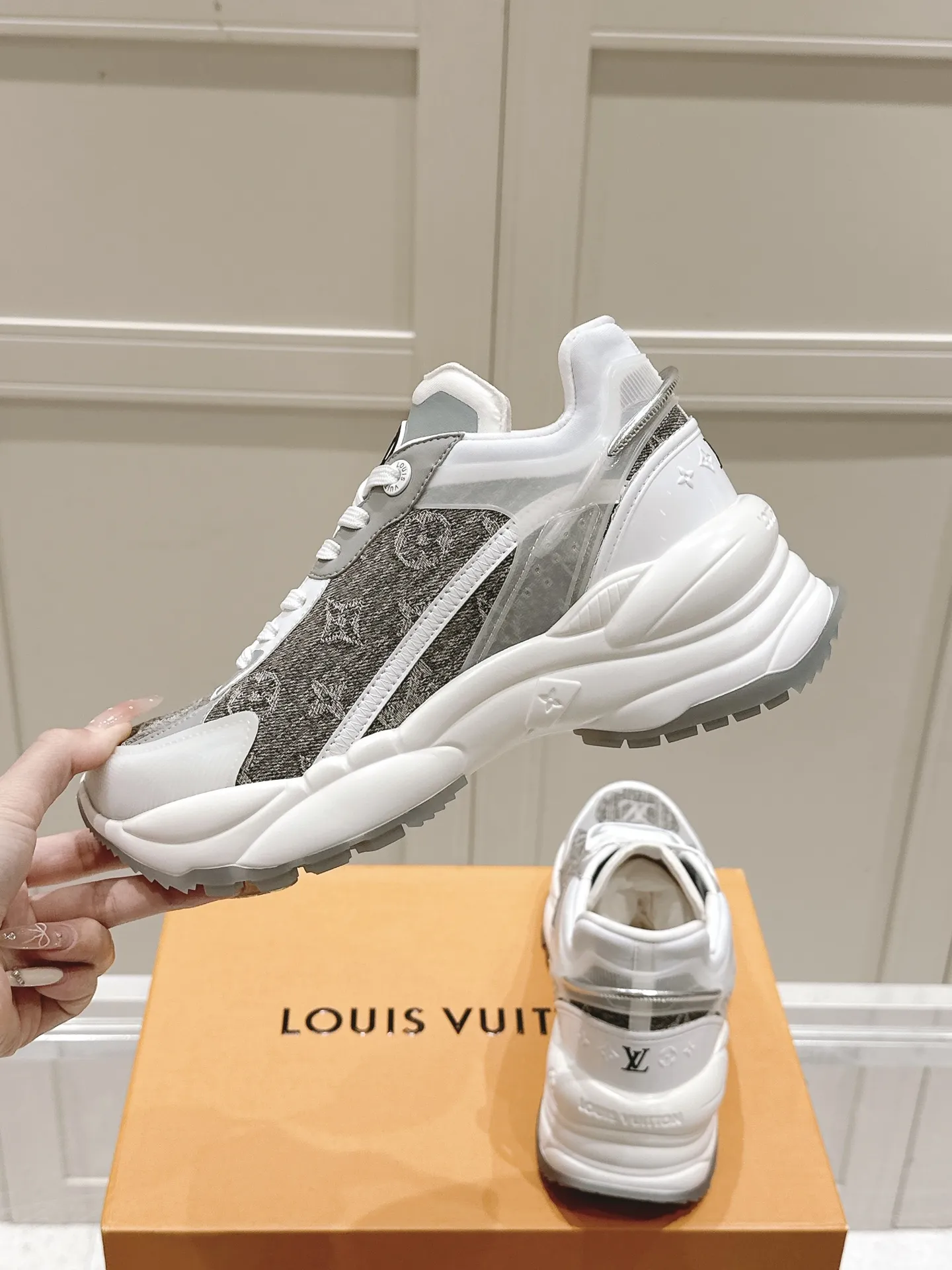 LV RUN 55 スニーカー 白