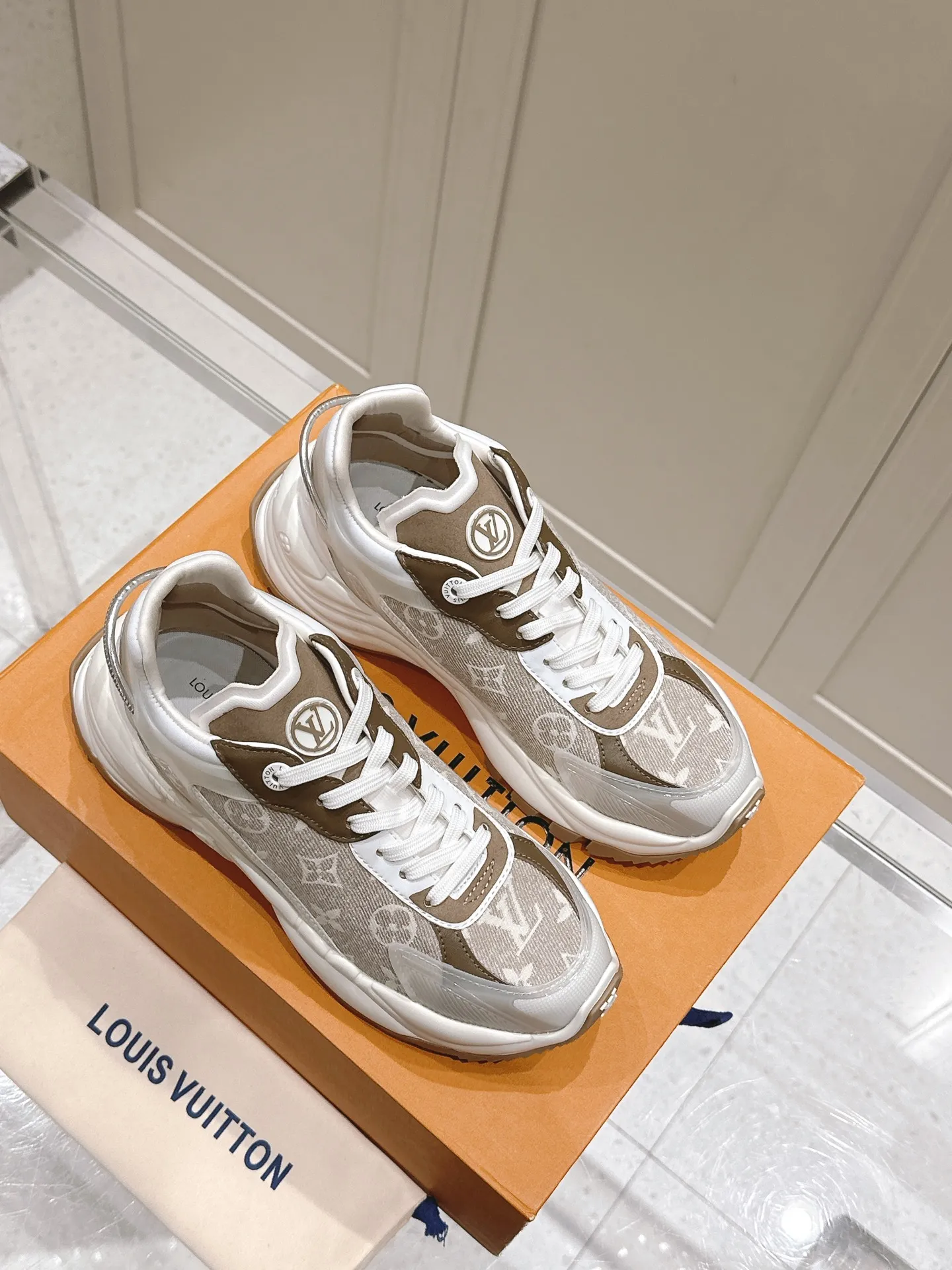 LOUIS VUITTON RUN 55 ベージュ スニーカー - 画像 (4)
