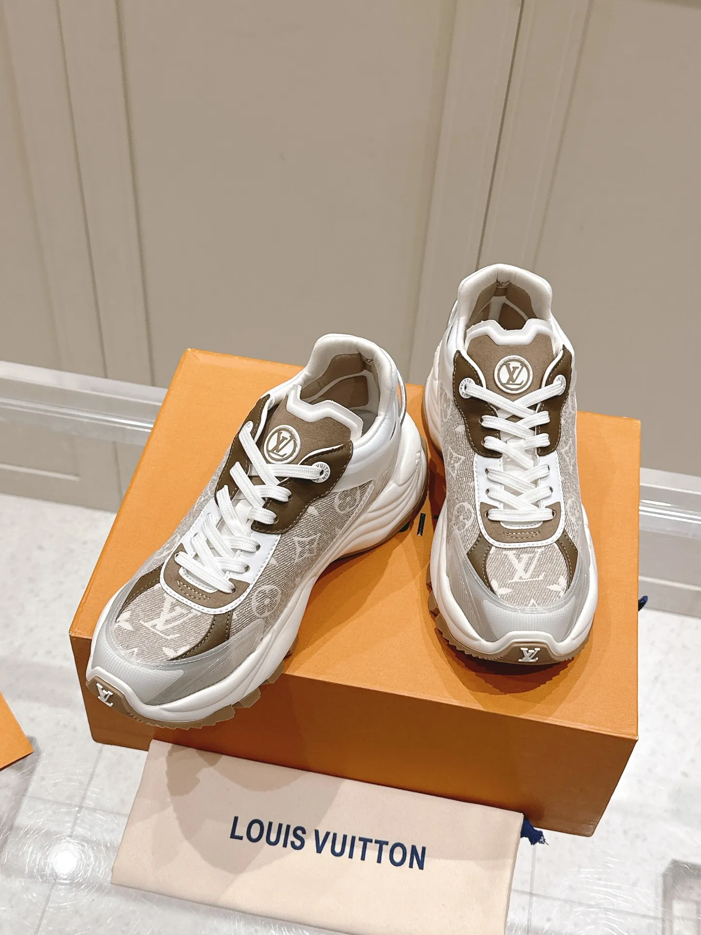 LOUIS VUITTON RUN 55 ベージュ スニーカー - 画像 (6)