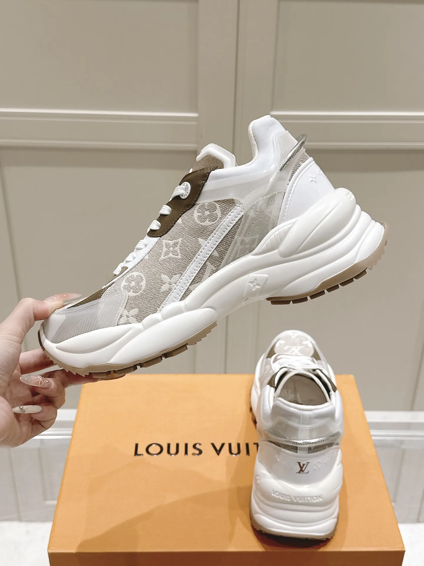 LOUIS VUITTON RUN 55 ベージュ スニーカー