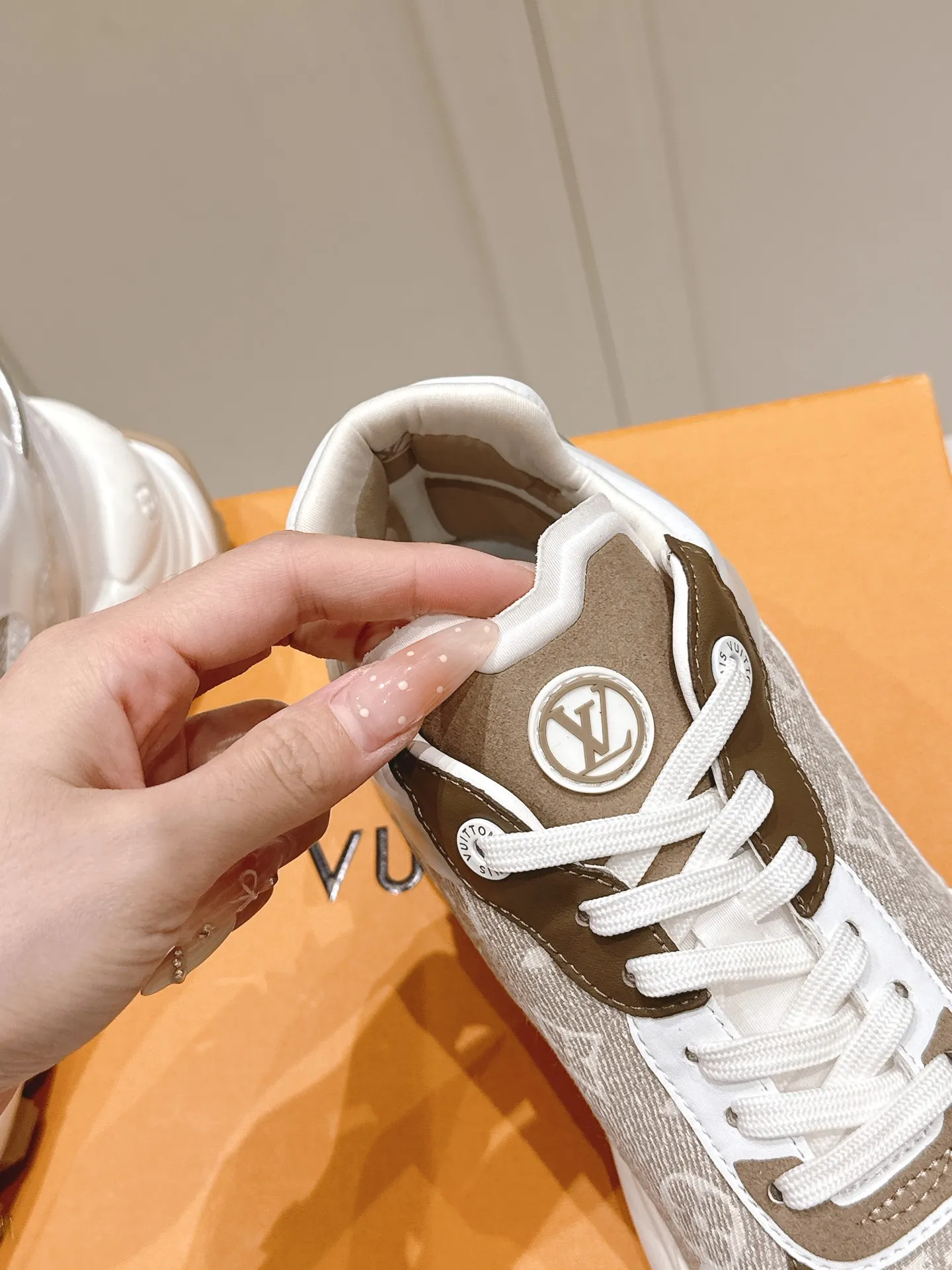 LOUIS VUITTON RUN 55 ベージュ スニーカー - 画像 (8)